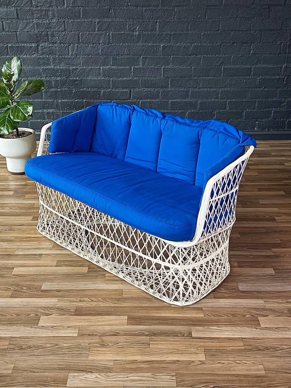 Condition: Original Vintage Condition 

Materials: Fiberglass, Original Outdoor Upholstery 

This striking Mid-Century Modern patio sofa by Russell Woodard is a masterpiece of sculptural design and durability. Crafted from lightweight yet sturdy