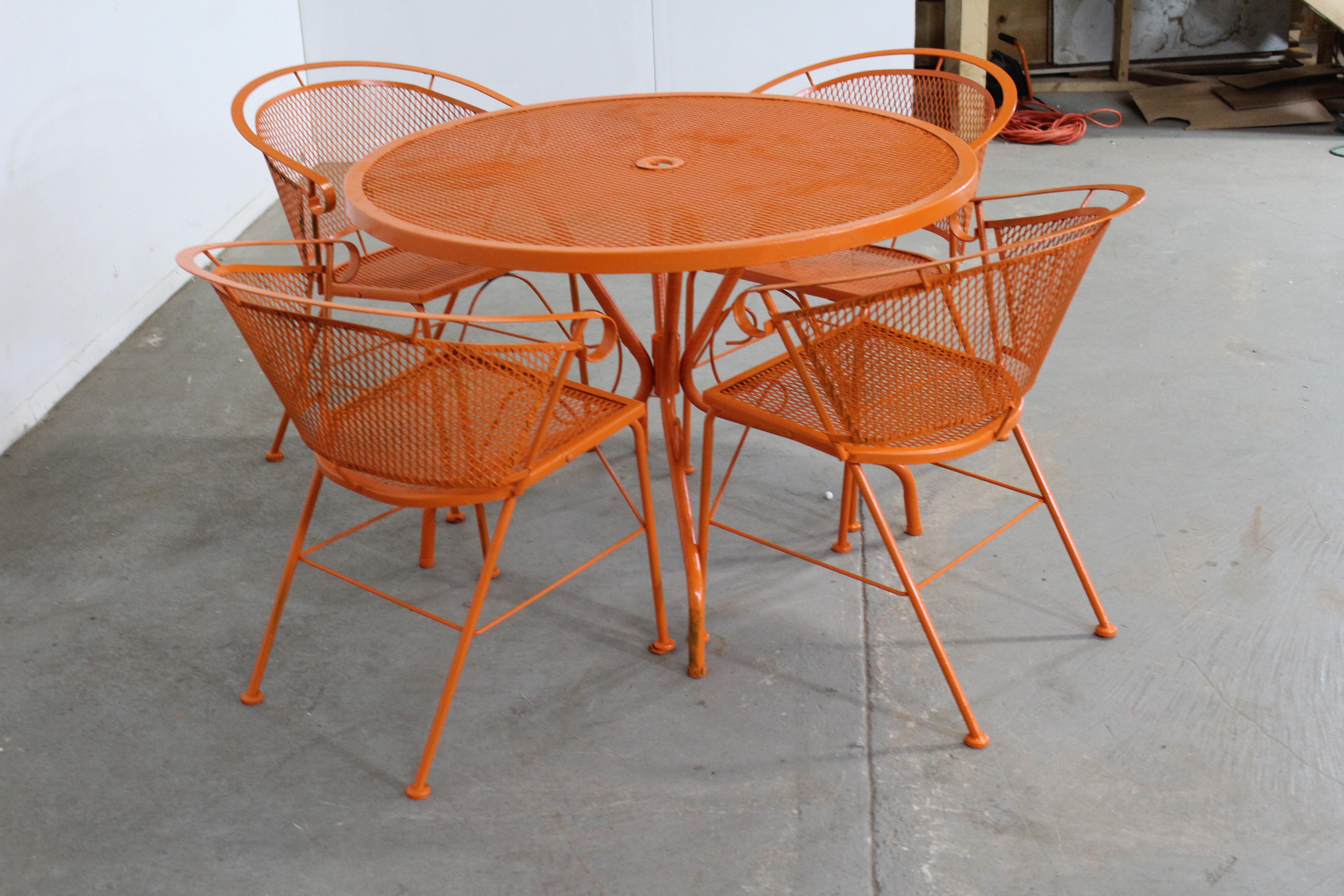 Mid-Century Modern outdoor table and 4 curved back chairs in atomic orange
offered is a set of 4 mid century Danish modern chairs and a table. In the style of Salterini. Features Atomic Orange paint and woven wrought iron. The chairs are