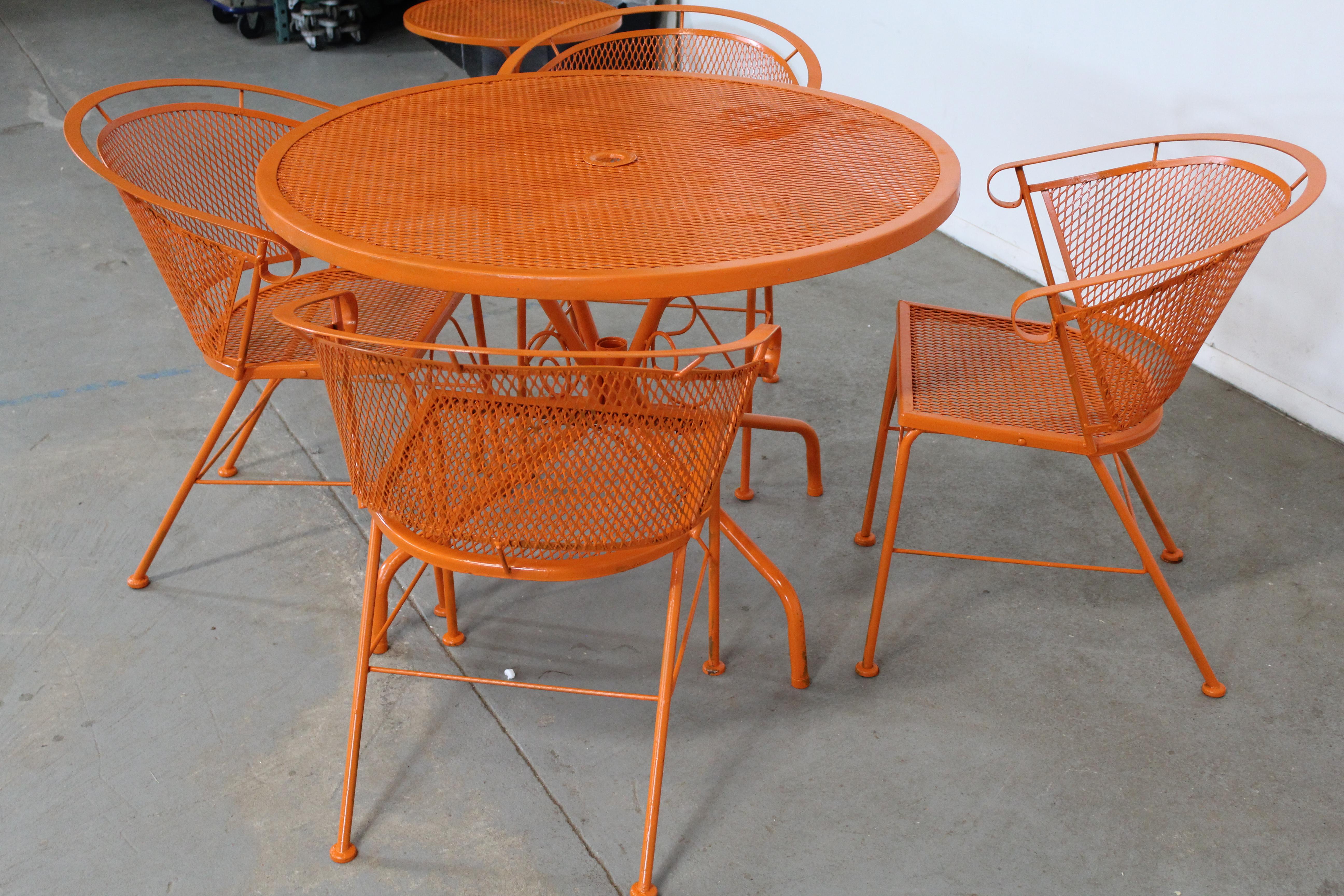 North American Mid-Century Modern Outdoor Iron Table and 4 Curved Back Chairs