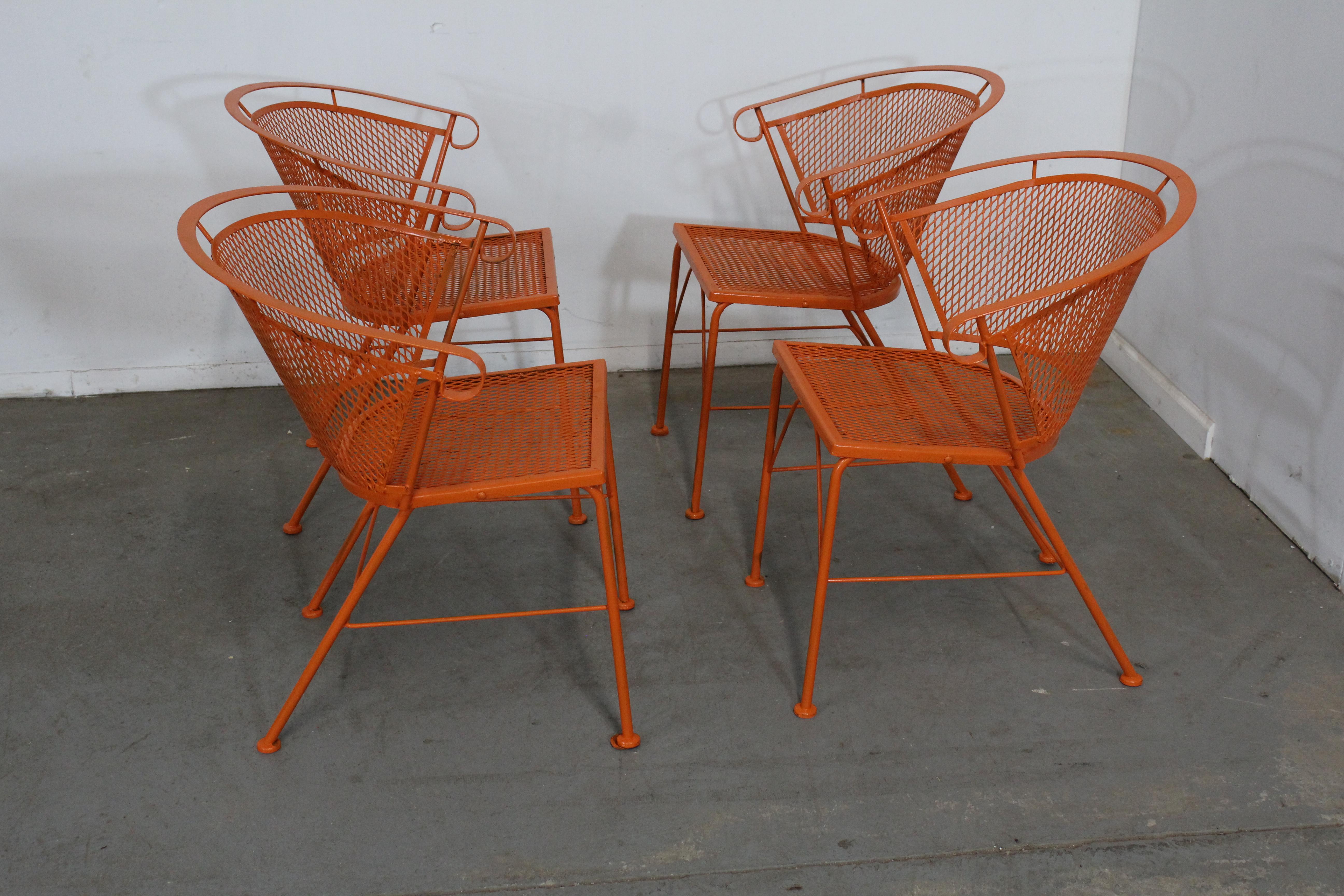 Late 20th Century Mid-Century Modern Outdoor Iron Table and 4 Curved Back Chairs