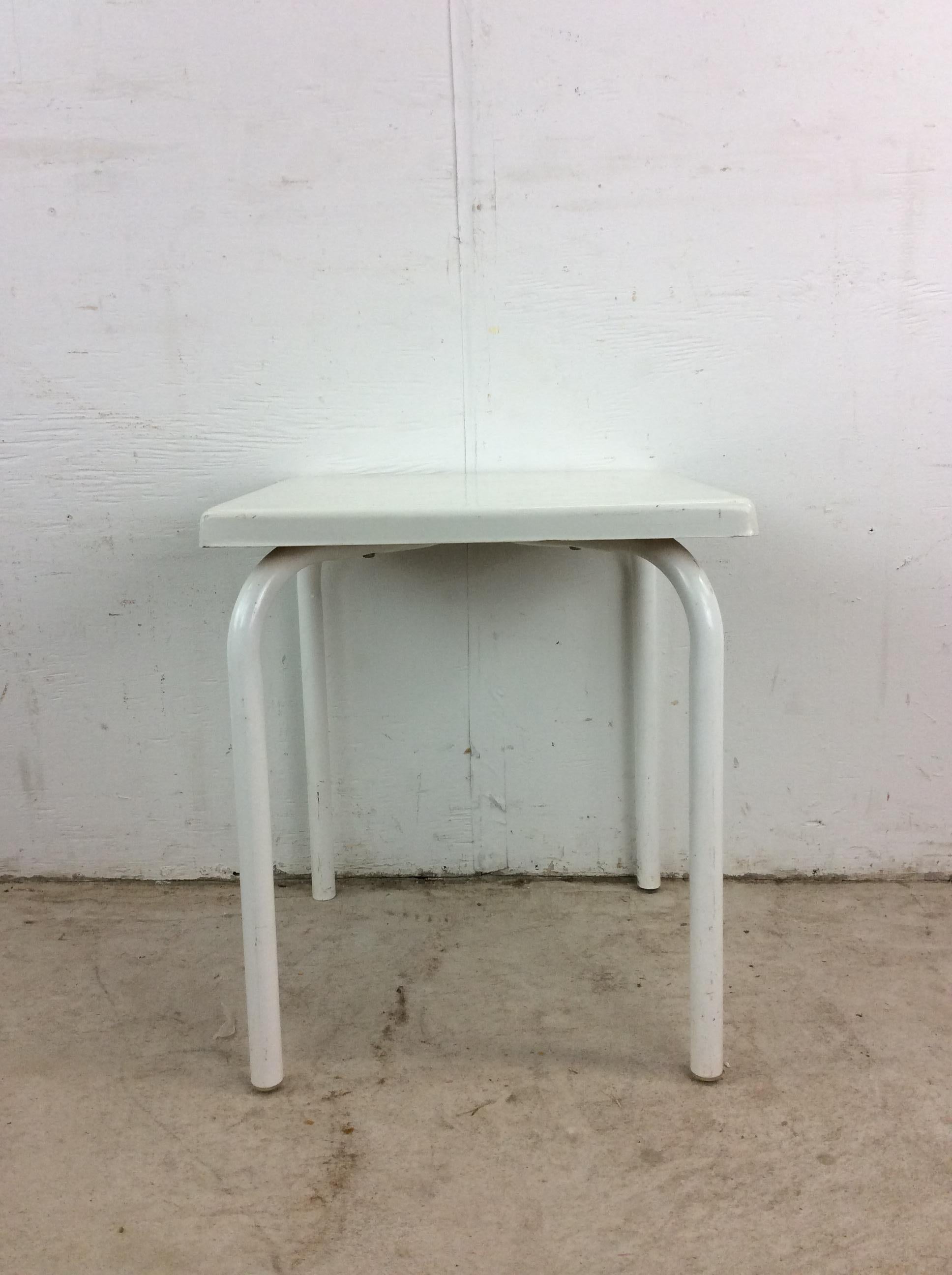 Cette table d'appoint de patio de style mid century présente un plateau en fibre de verre peint en blanc et des pieds en aluminium peint en blanc. u2028u2028Table à café/cocktail et table de salle à manger assorties disponibles séparément.