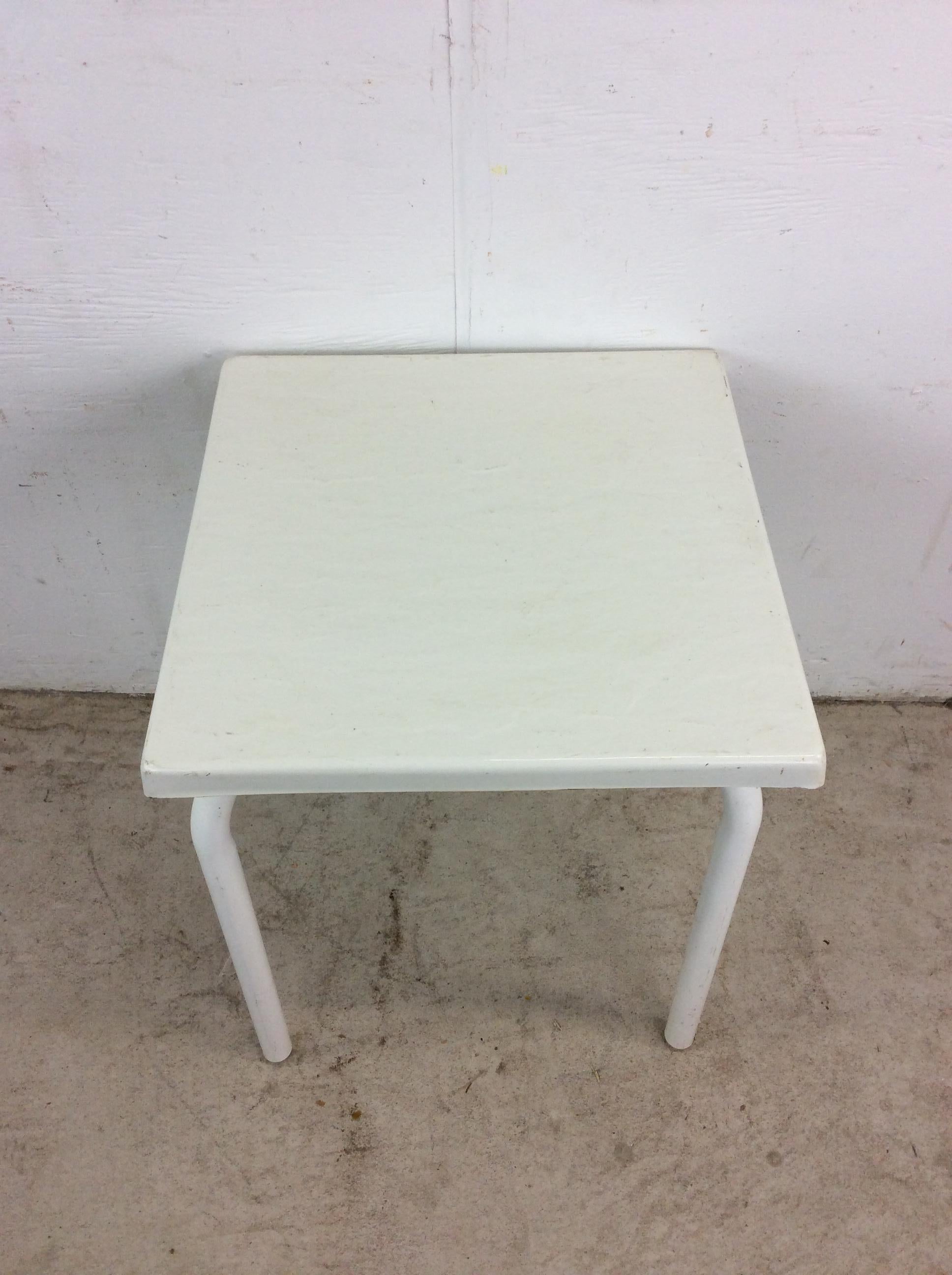Mid-Century Modern Table d'appoint pour patio extérieur avec plateau en fibre de verre en vente