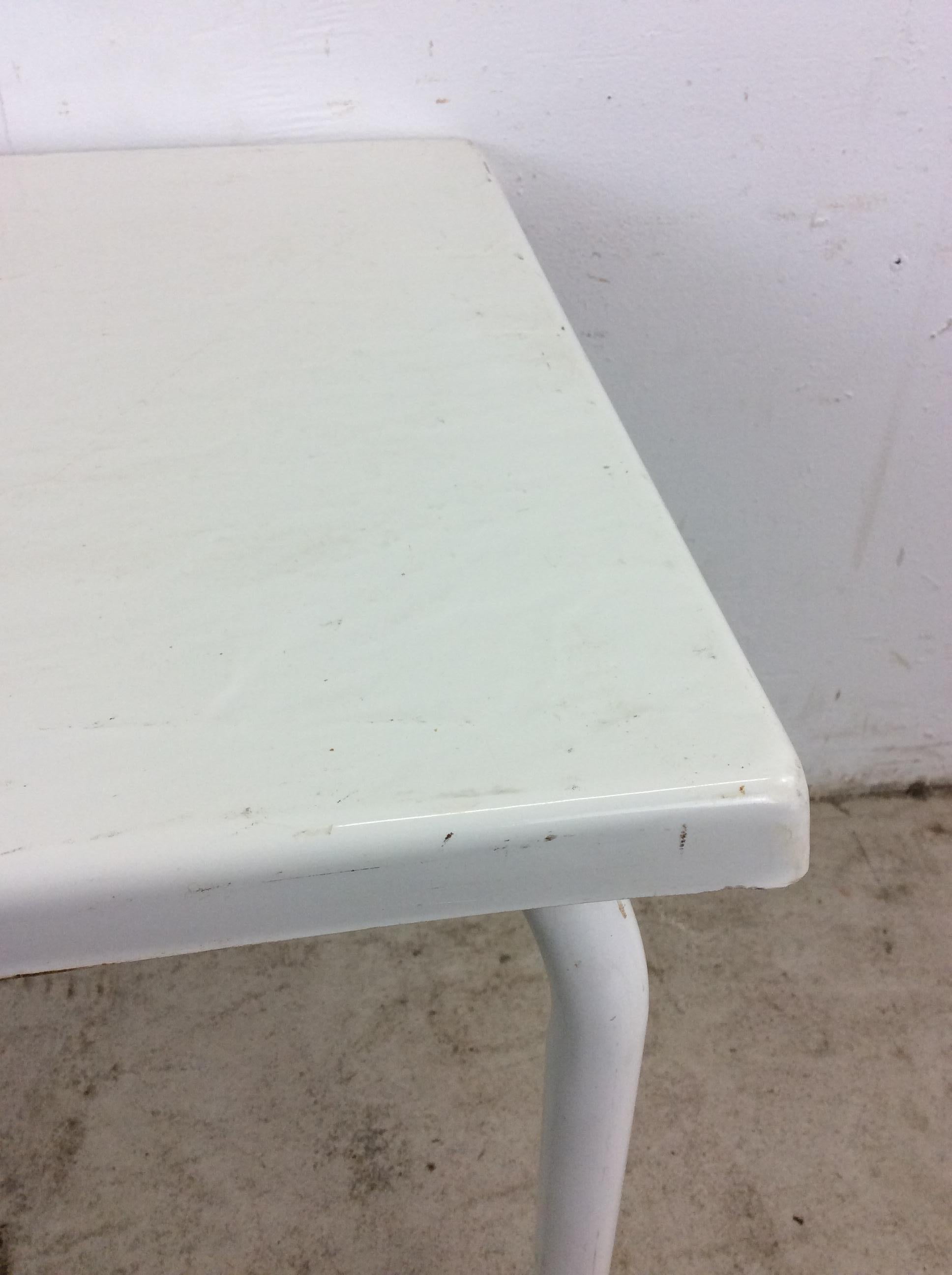 Table d'appoint pour patio extérieur avec plateau en fibre de verre Bon état - En vente à Freehold, NJ