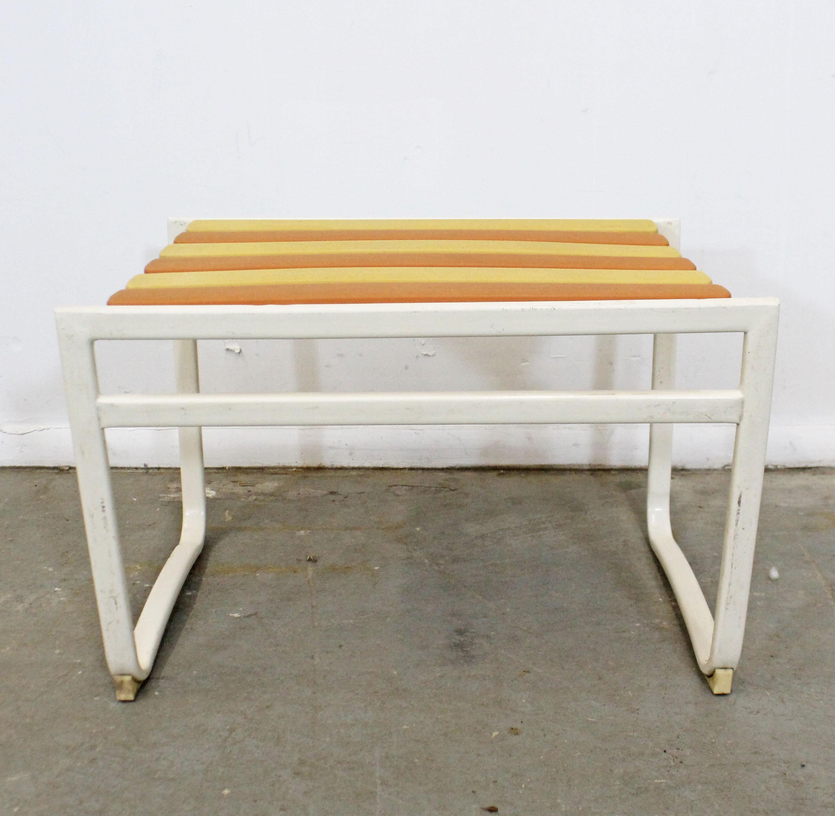 By est un ottoman ou une table vintage de style moderne du milieu du siècle, fabriqué par Samsonite dans les années 1960. Comprend une base en tube d'acier plat et des lattes en plastique. Peut être utilisé comme repose-pieds ou comme table. Il est