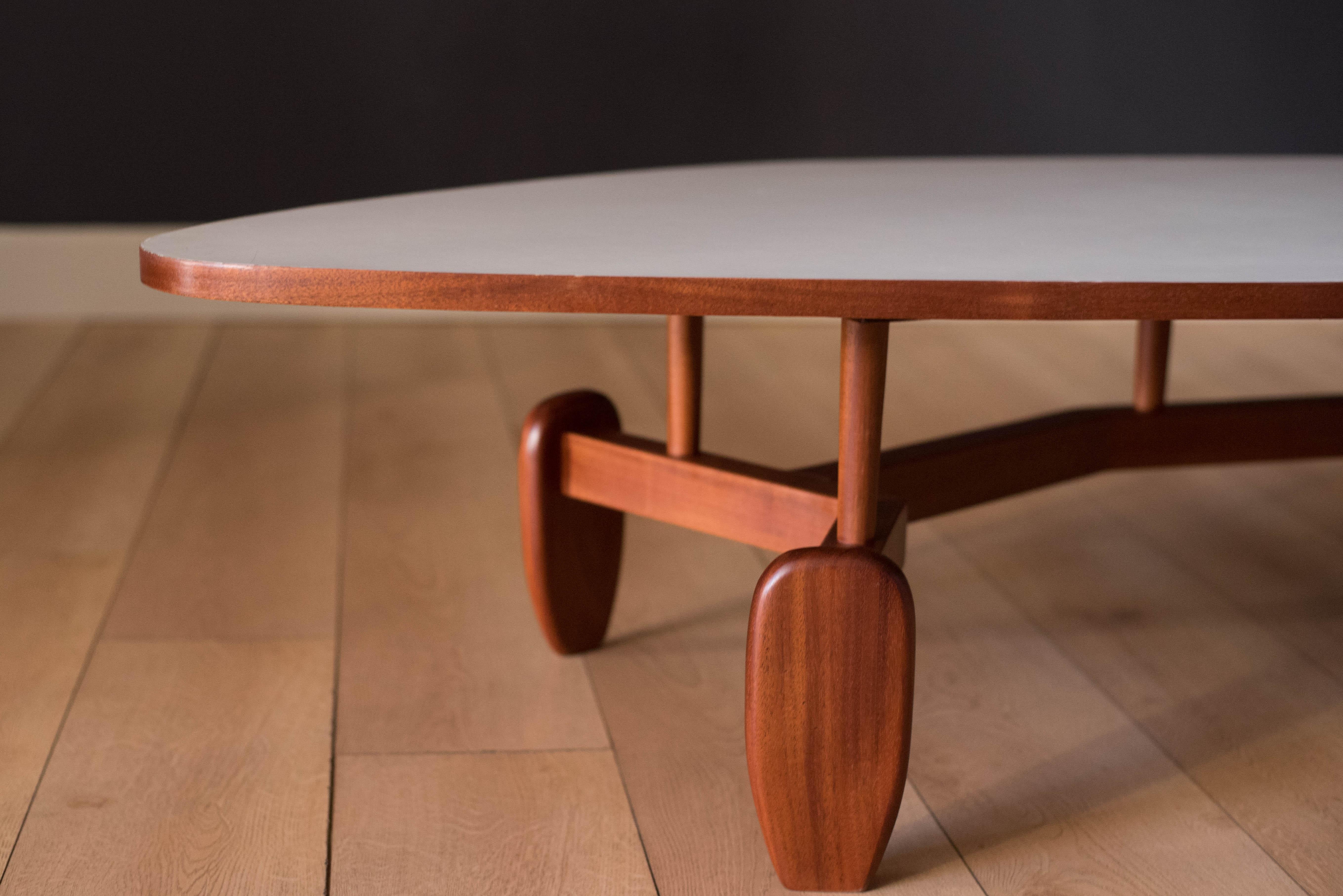 Mid-Century Modern Outrigger Coffee Table by John Keal for Brown Saltman In Good Condition In San Jose, CA