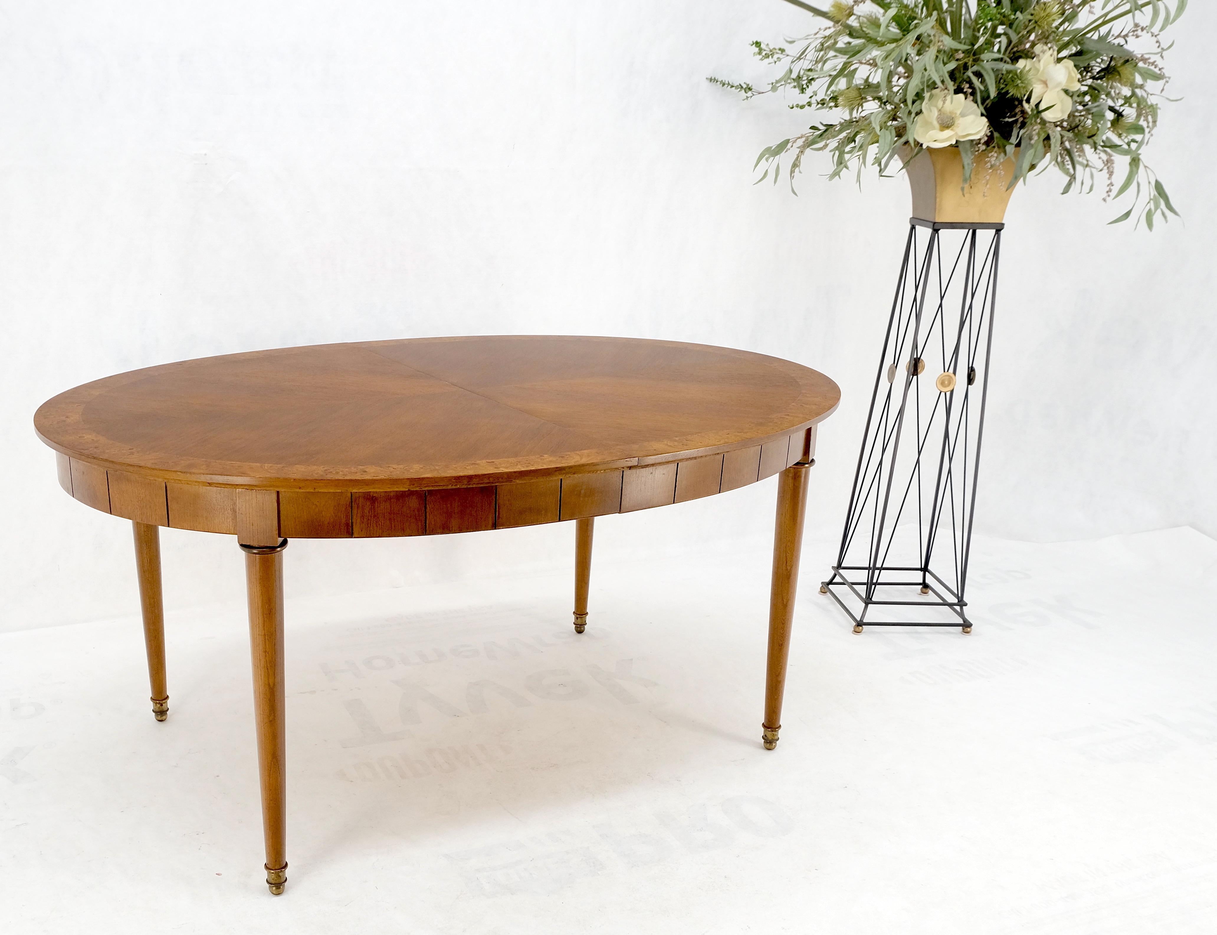 Mid-Century Modern Oval Banded Burl Wood Tapered Legs One Leaf Dining Table MINT!
Ein Blatt misst 12 Zoll im Durchmesser.
Gesamtlänge des Tisches 76 Zoll.