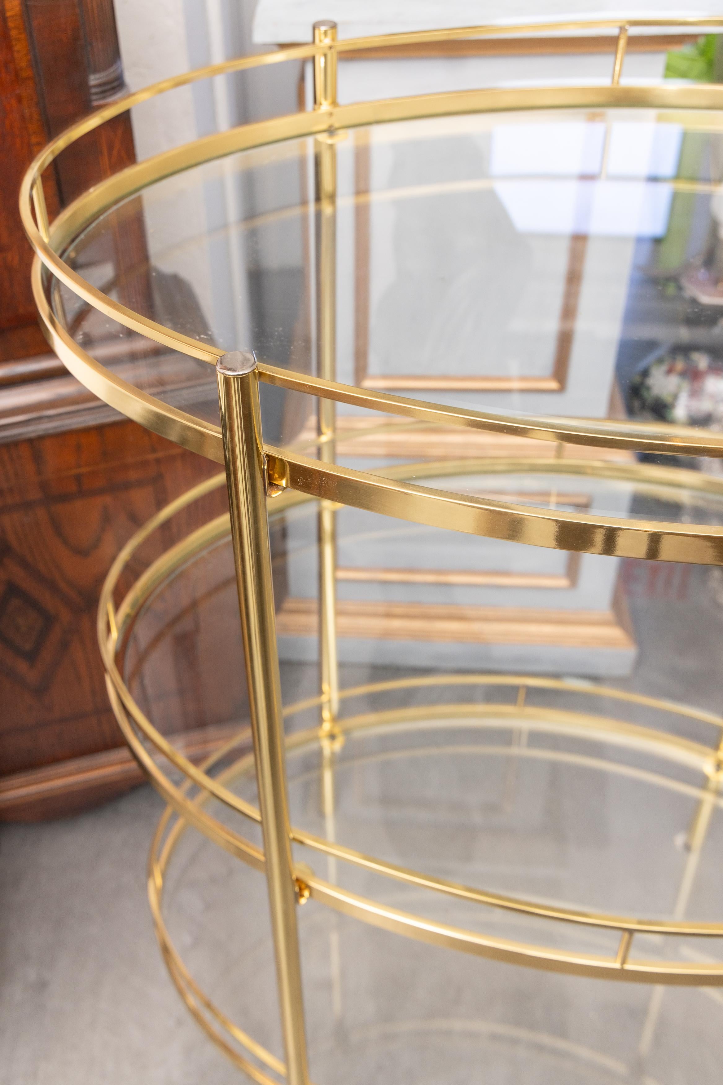 Altro Portabottiglie ovale di ottone e vetro a tre piani del Mid Century Modern in vendita
