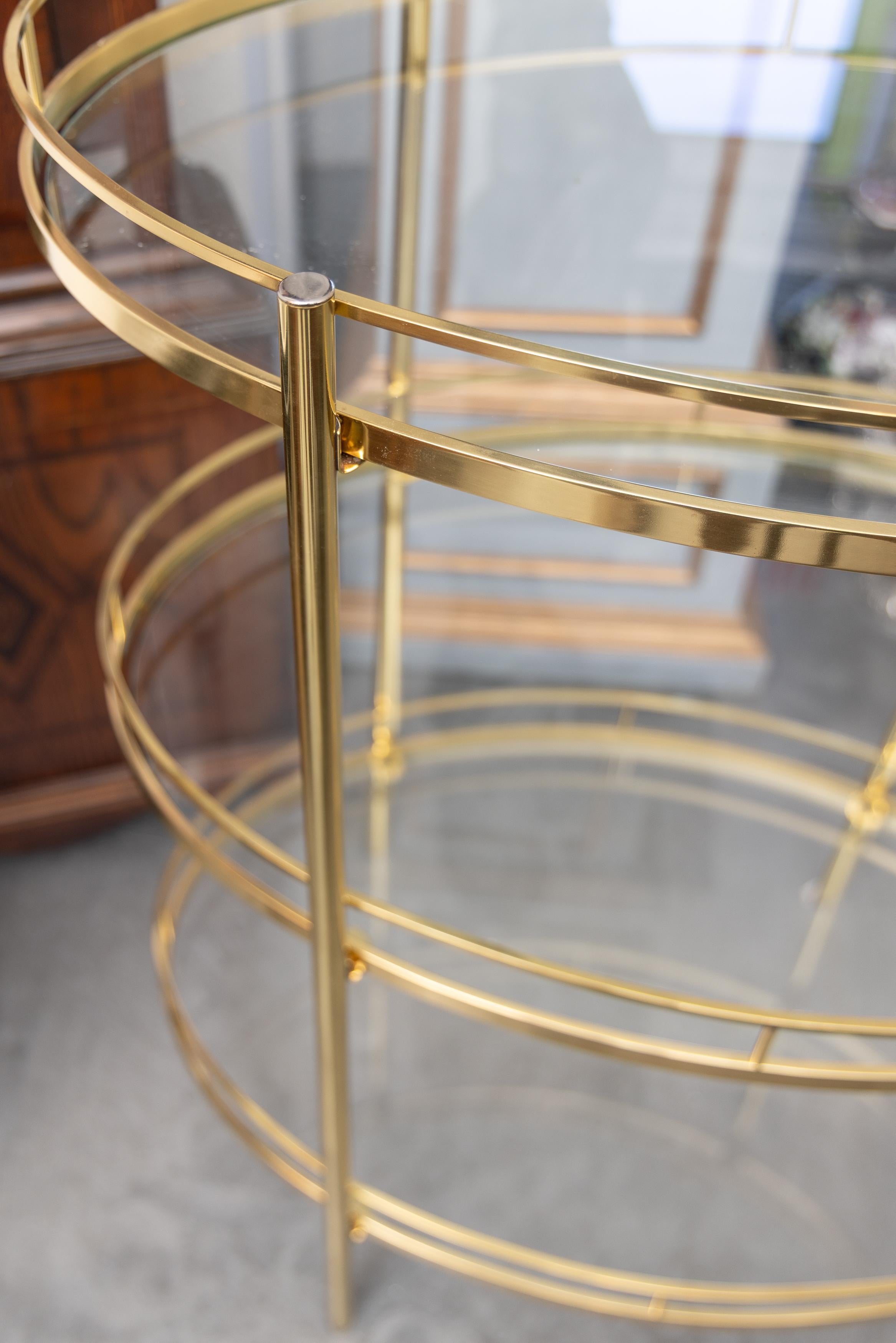 Americano Portabottiglie ovale di ottone e vetro a tre piani del Mid Century Modern in vendita