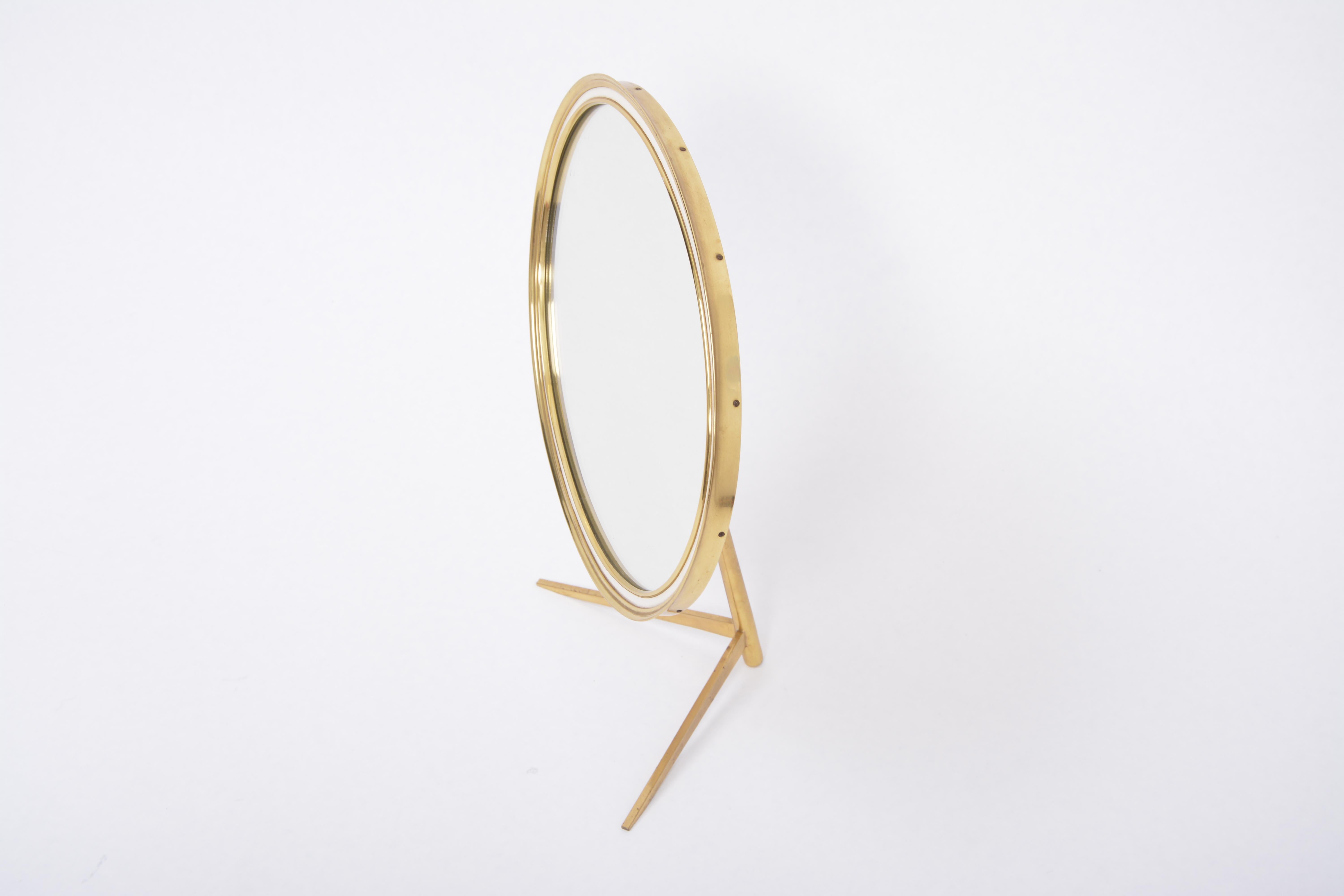 Mid-Century Modern Oval Brass Table Mirror by Vereinigte Werkstätten In Good Condition For Sale In Berlin, DE