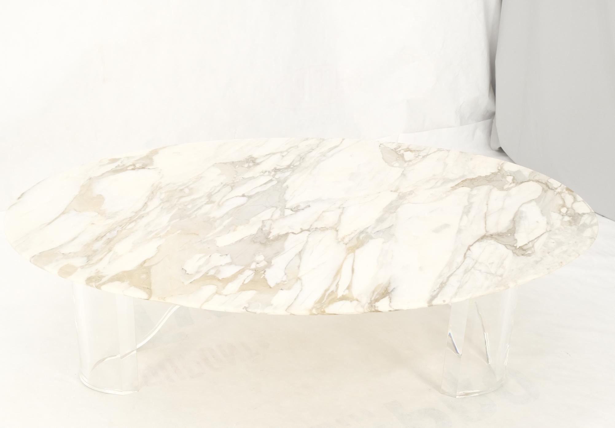 Moderner ovaler Couchtisch mit Carrara-Marmorplatte und organischem Lucite-Sockel aus der Mitte des Jahrhunderts im Angebot 6