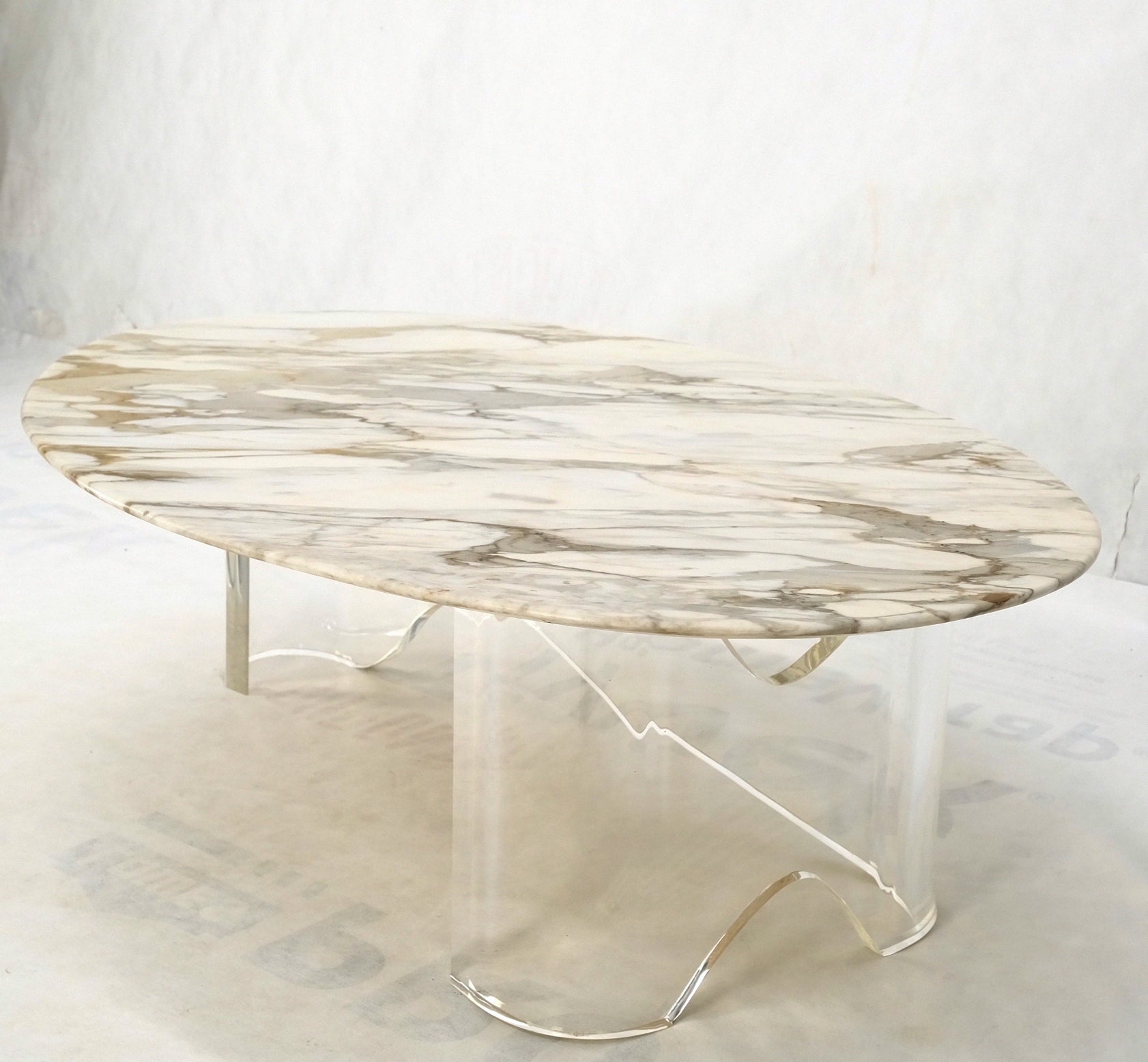 Italian Mid-Century Modern Oval Carrara Marble Top Organic Lucite Base Coffee Table For Sale