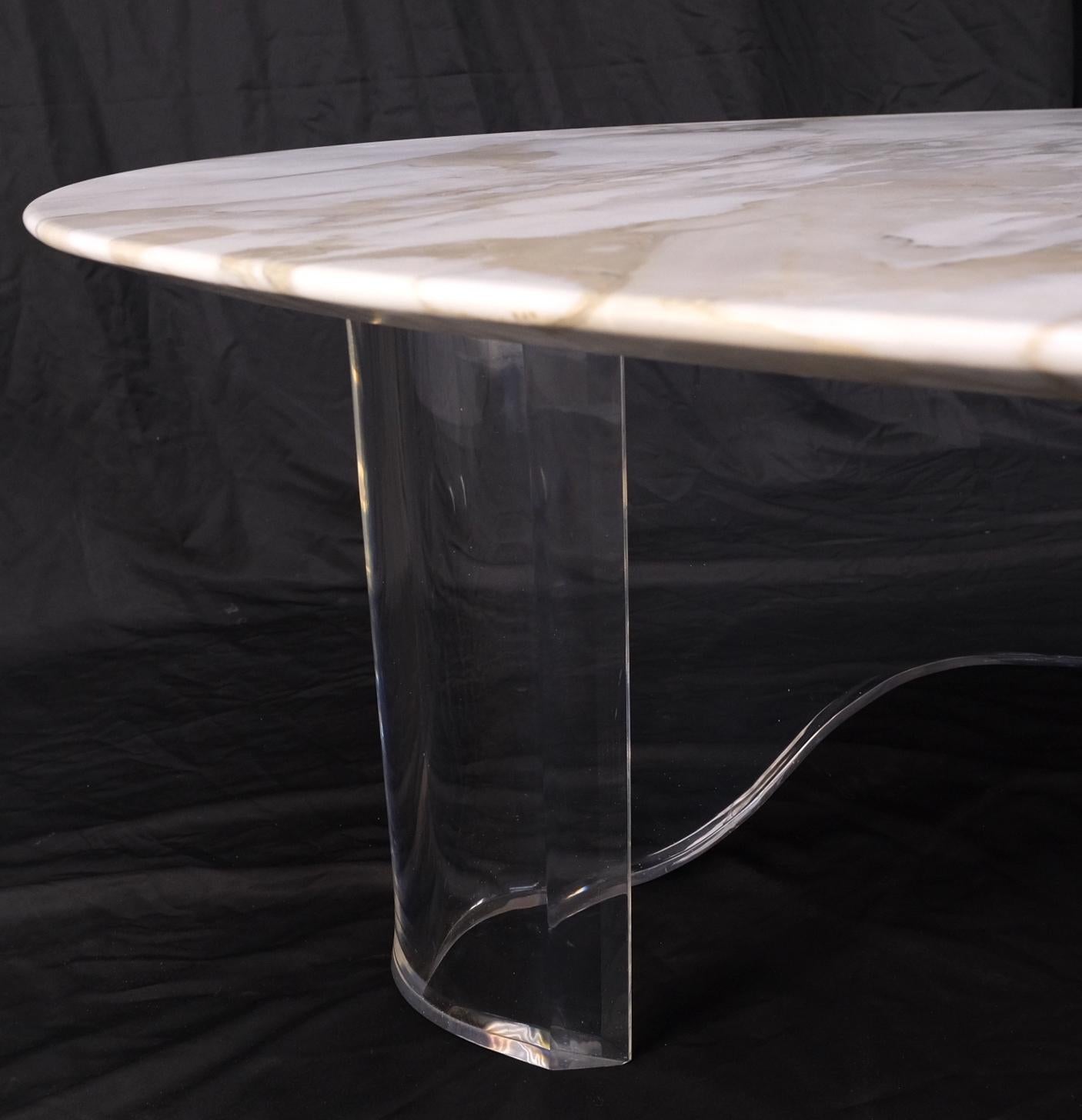 Mid-Century Modern Oval Carrara Marble Top Organic Lucite Base Coffee Table For Sale 1