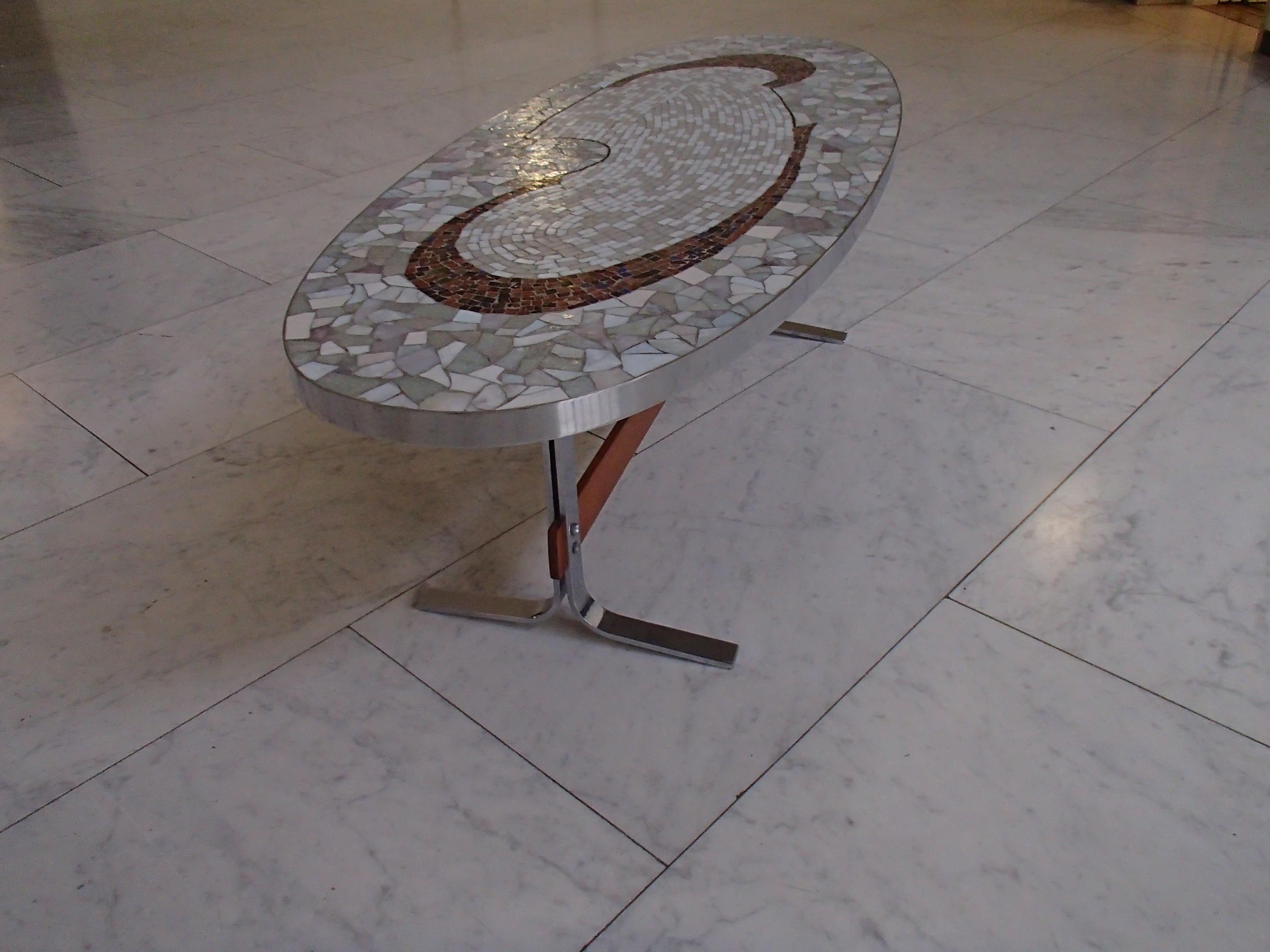 Mid-Century Modern Table basse ovale moderne mi-siècle en chrome et mosaïque en vente