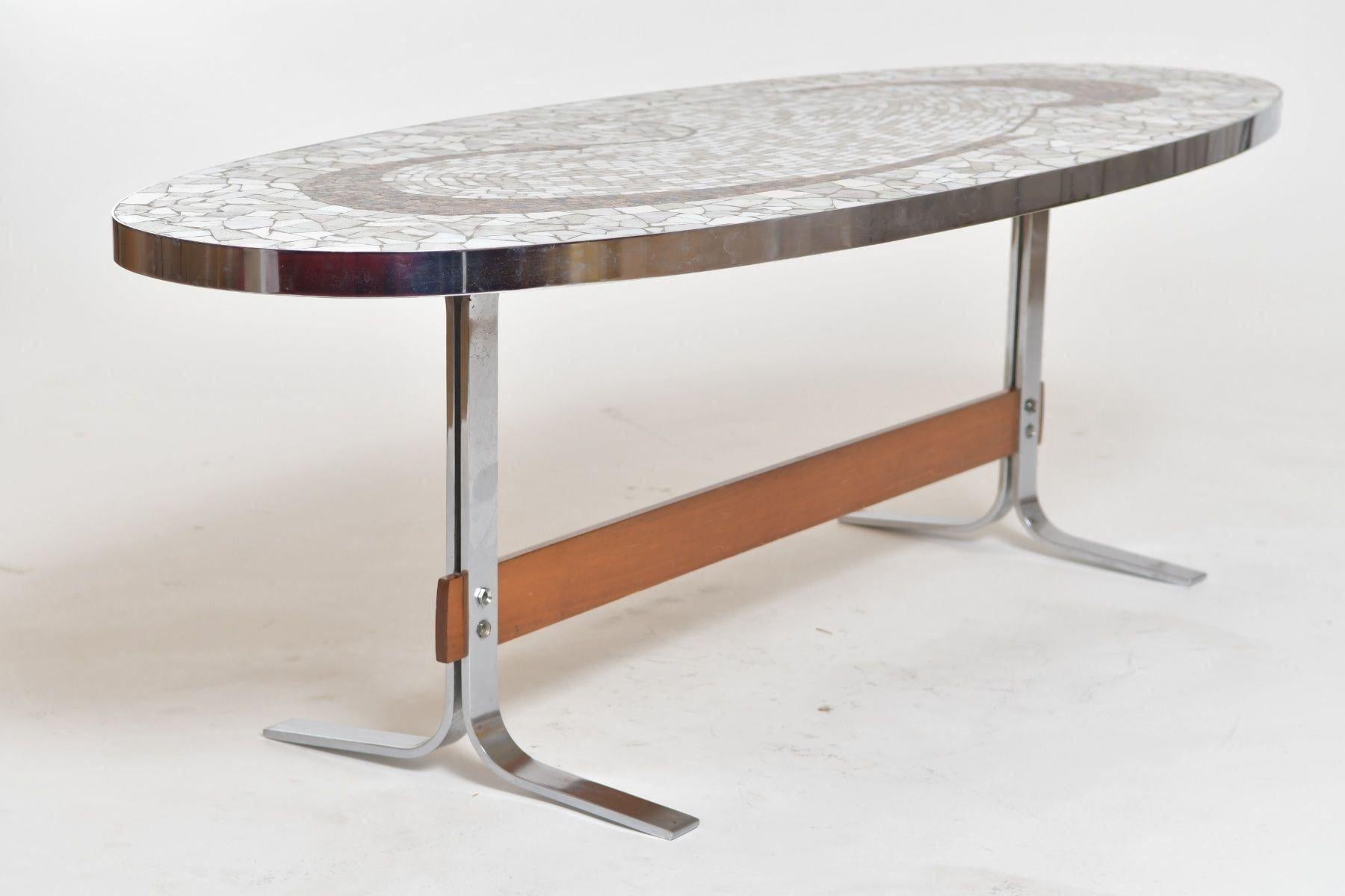 Table basse ovale moderne mi-siècle en chrome et mosaïque en vente 1