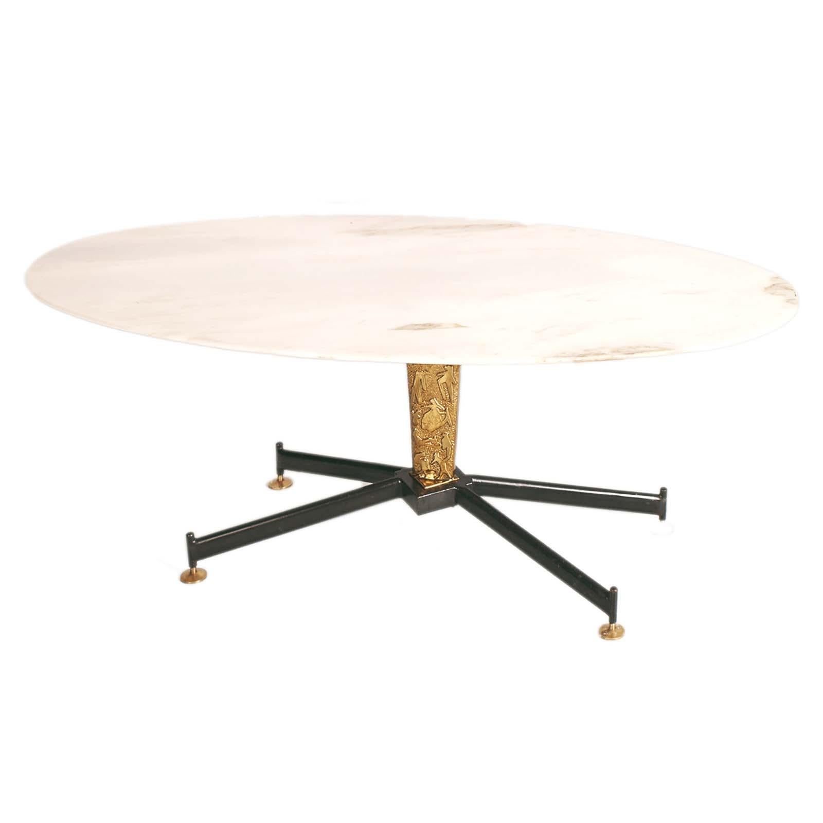 Elegant mid-century coffee table by Permanente Mobili di Cantù with oval top in onyx, cast brass leg decorated in Pop Art Style. Attributed to Carlo de Carli designer.