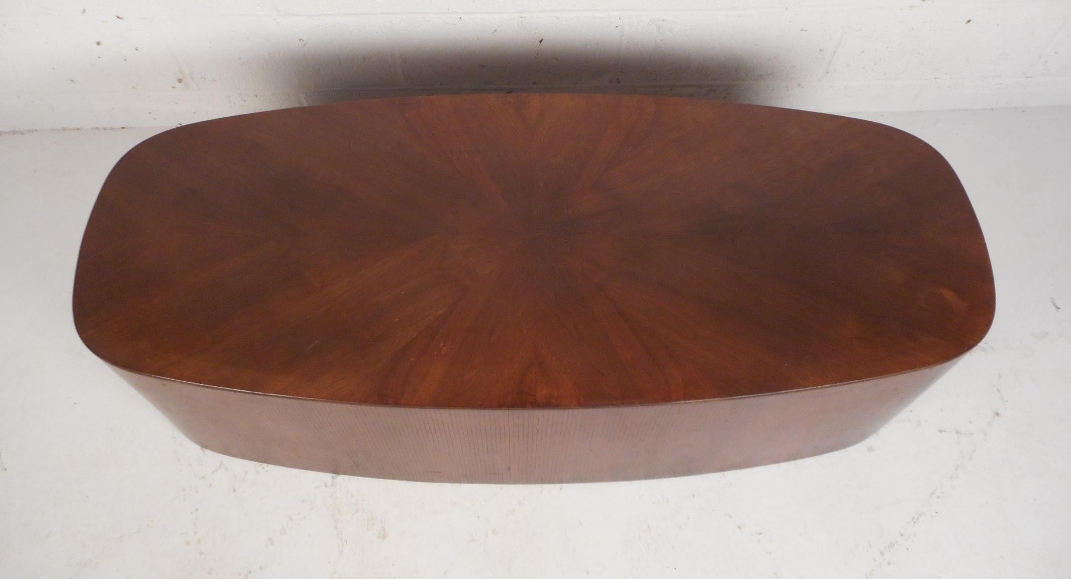 Mid-Century Modern Oval Coffee Table In Good Condition In Brooklyn, NY