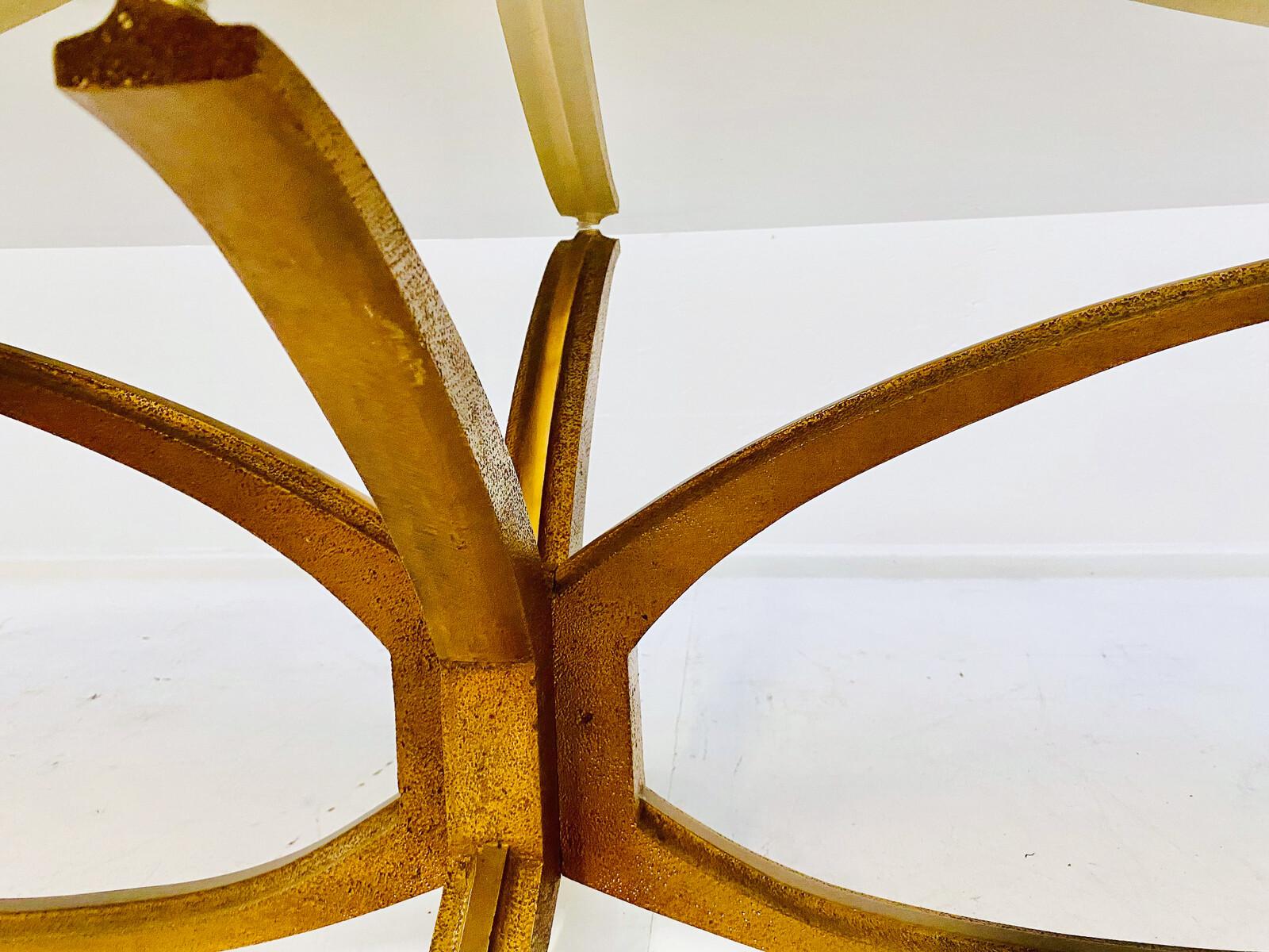 Français Mid-Century  Table basse ovale, verre et bronze attribuée à Michel Mangematin en vente