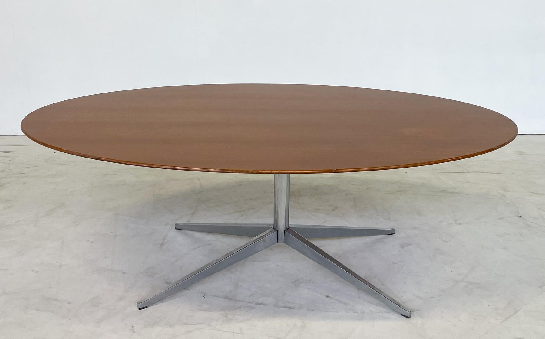 Ovaler Esstisch aus der Jahrhundertmitte von Florence Knoll, 1960er Jahre.