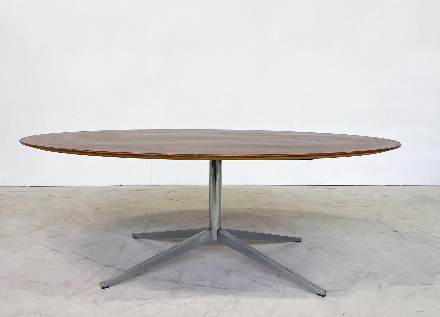 Ovaler Esstisch für die Jahrhundertmitte von Florence Knoll, 1960er Jahre (amerikanisch) im Angebot