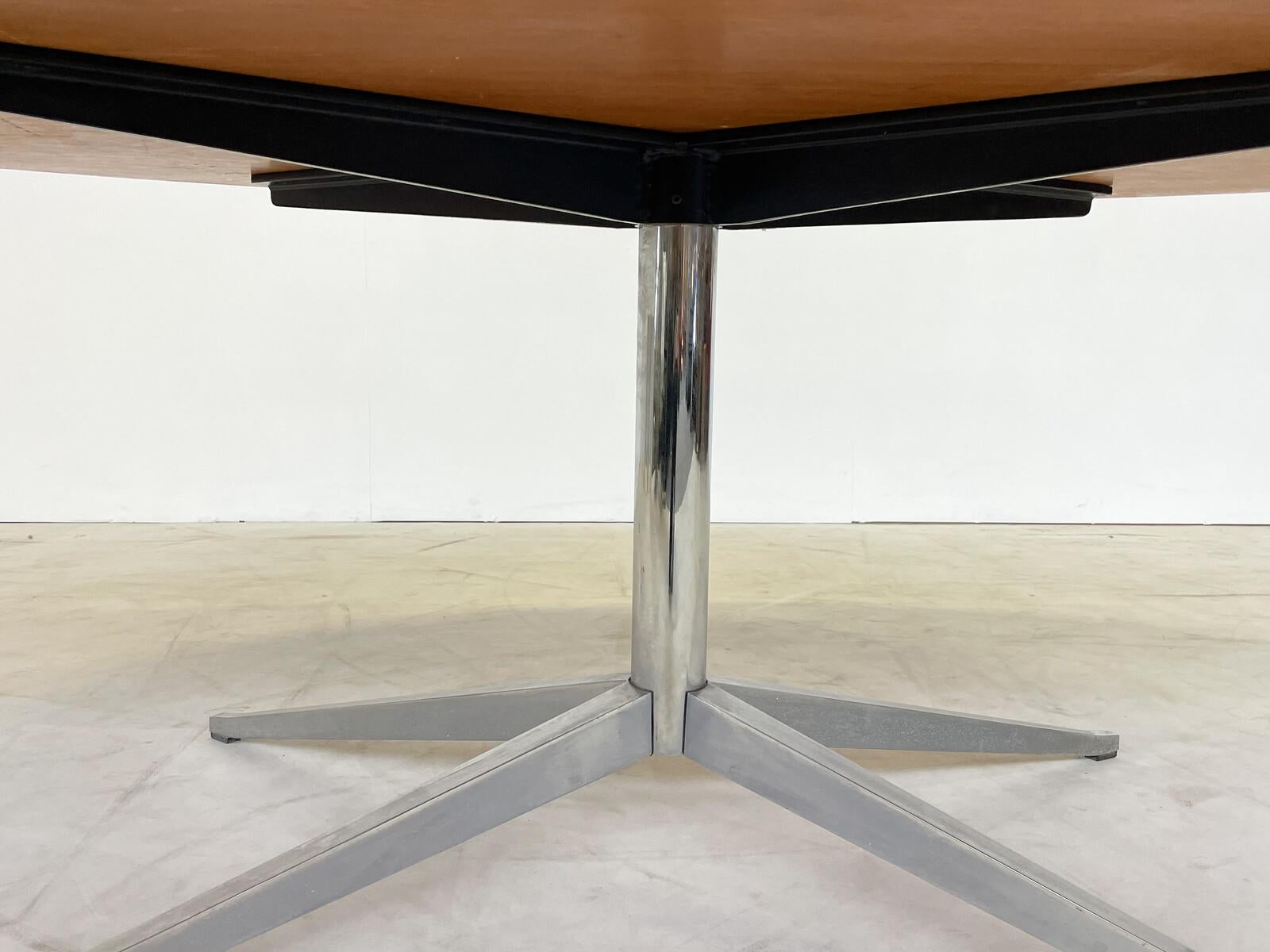 Ovaler Esstisch für die Jahrhundertmitte von Florence Knoll, 1960er Jahre im Zustand „Gut“ im Angebot in Brussels, BE
