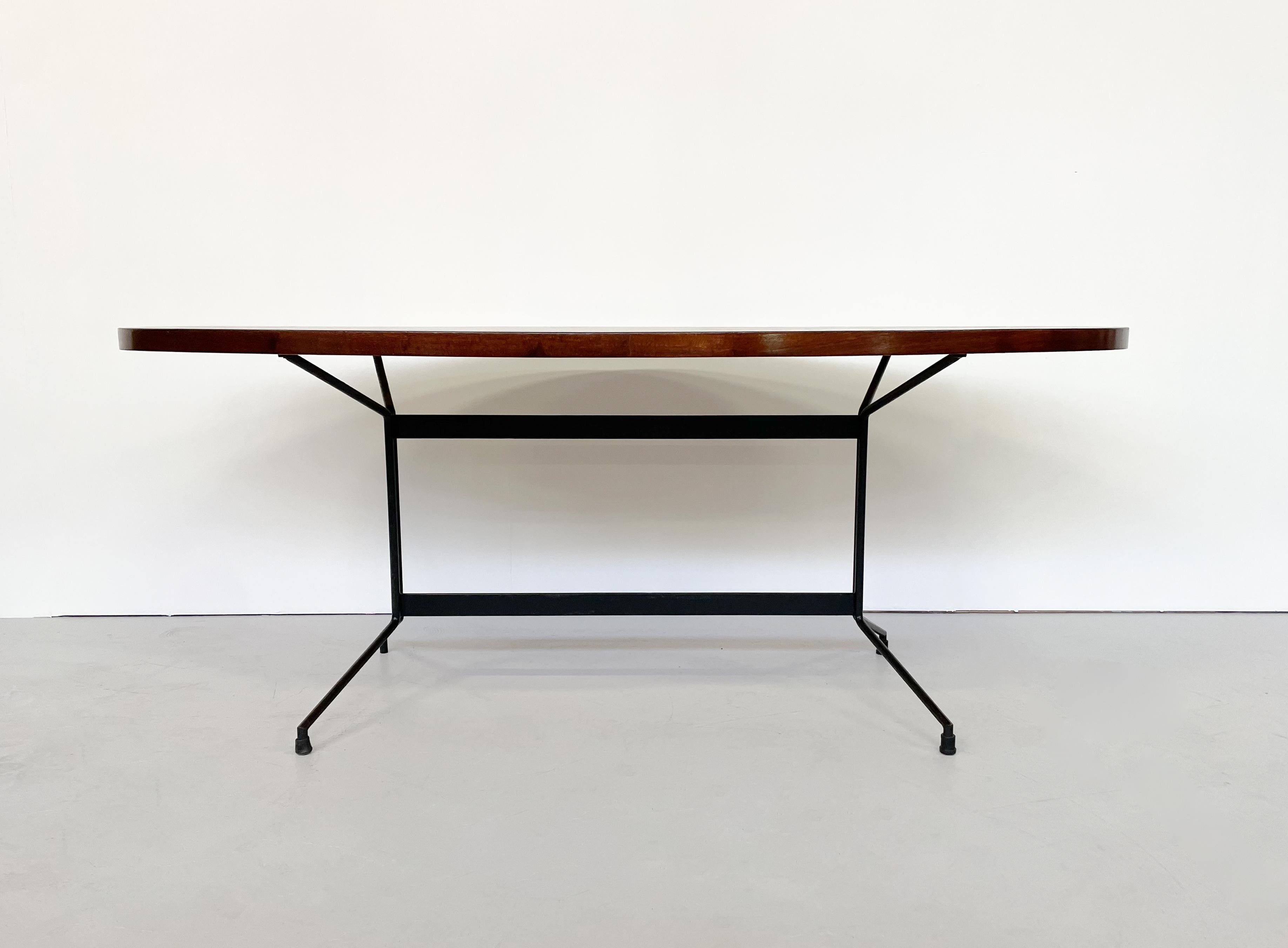 Mid-Century Modern Oval Dining Table In Good Condition In Brussels, BE