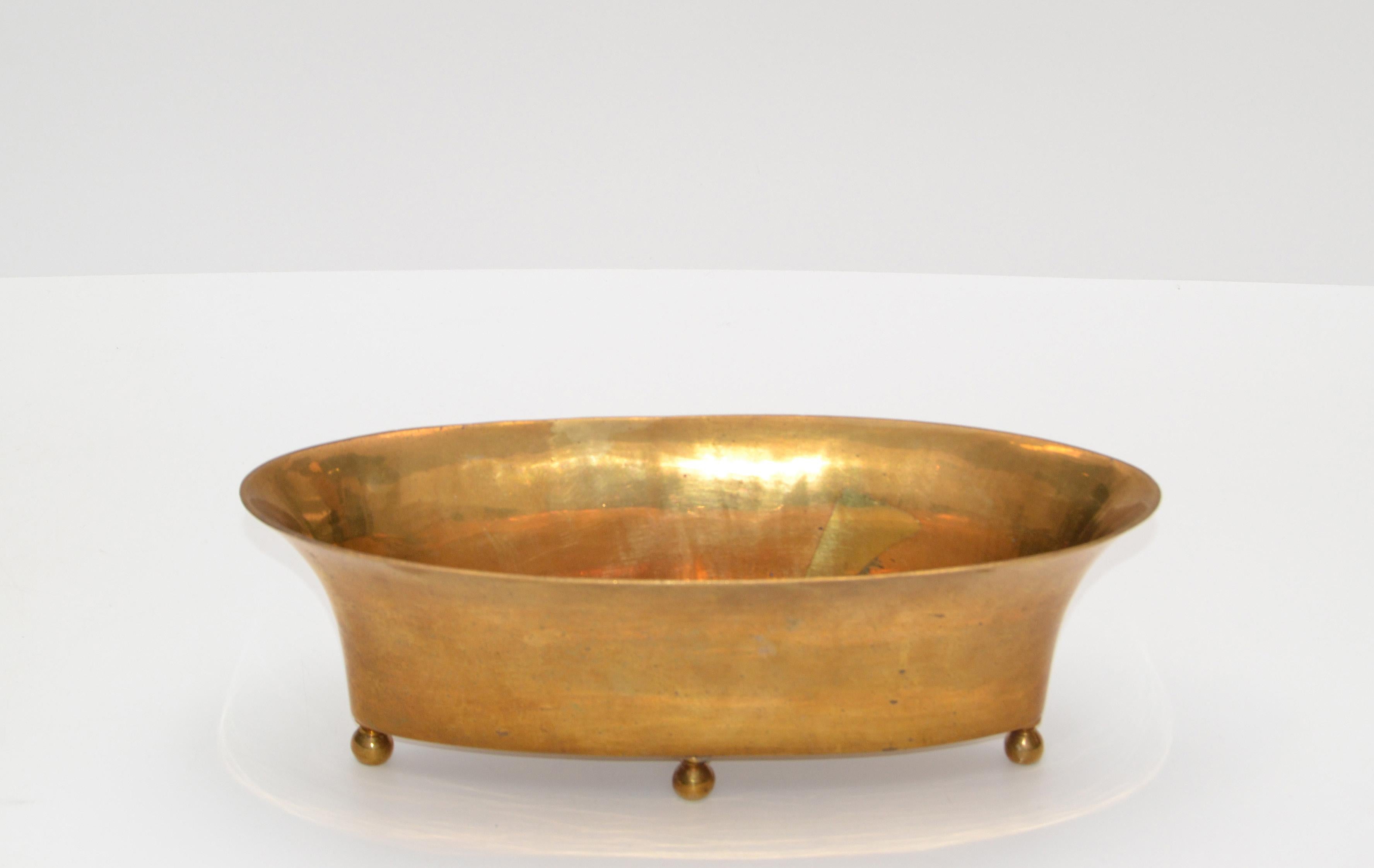 Mid-Century Modern oval shaped footed bowl in brass.
Great for your coffee table display or as a centerpiece.
