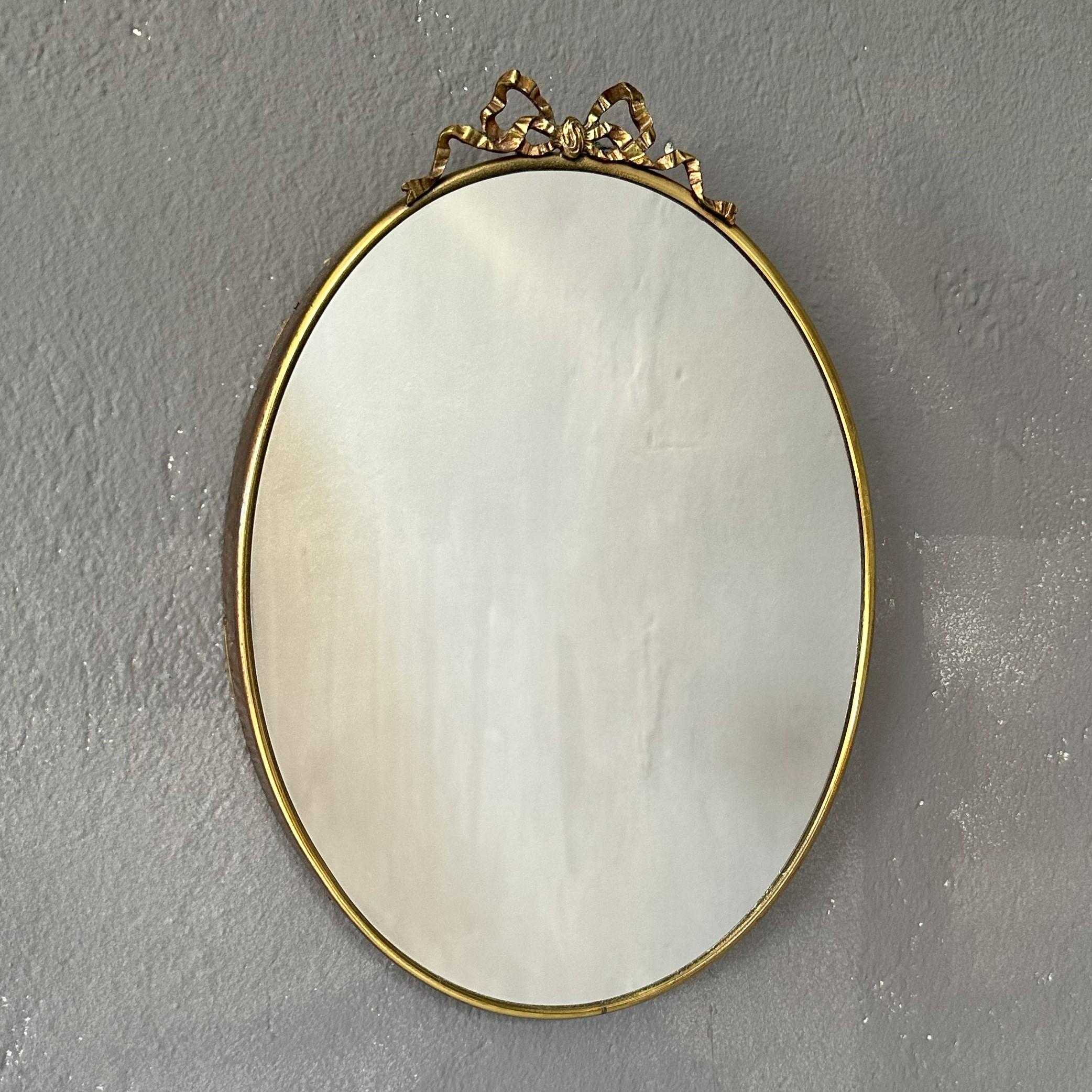 Oval mirror from the 1950s, Italian manufacture, with brass frame.
The mirror has a maximum width of 24cm and a height of 30cm.
On the top of the frame there is a brass decoration (with this decoration the height is 33 cm).
Very good condition, one
