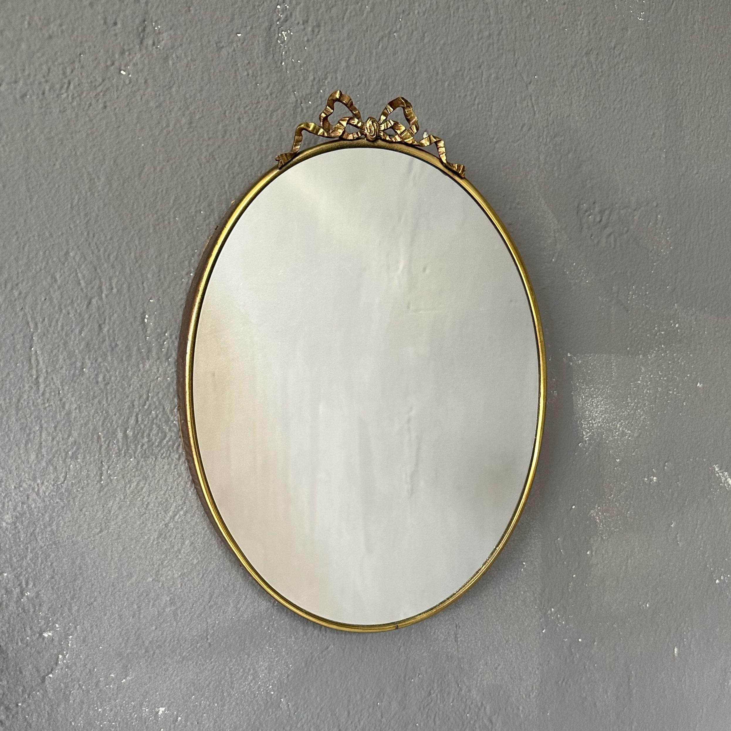Mid-Century Modern, Oval mirror 1950s, Italian manufacture, with brass frame In Good Condition For Sale In Milan, IT