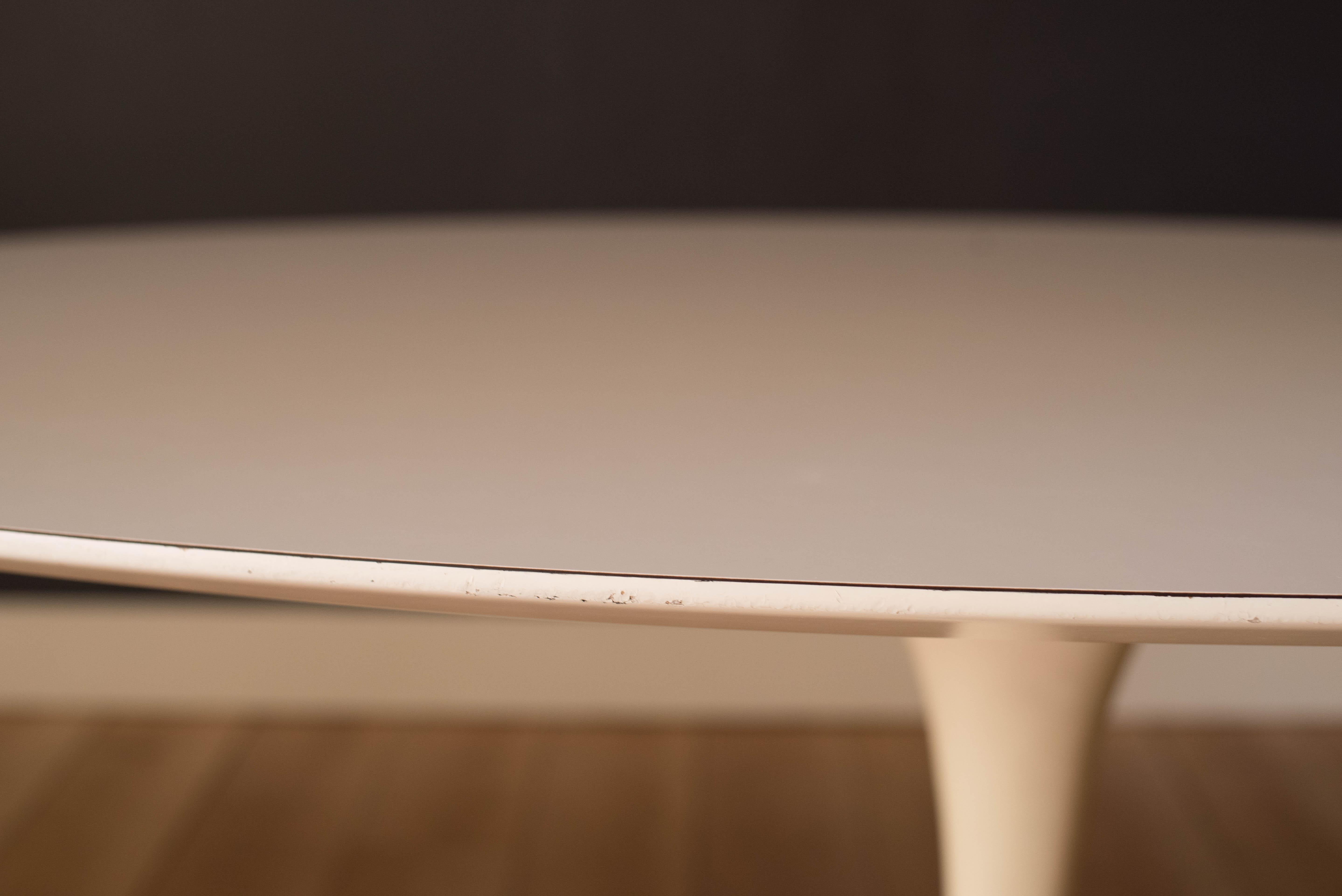 Table de salle à manger ovale moderne du milieu du siècle dernier par Eero Saarinen pour Knoll en vente 2