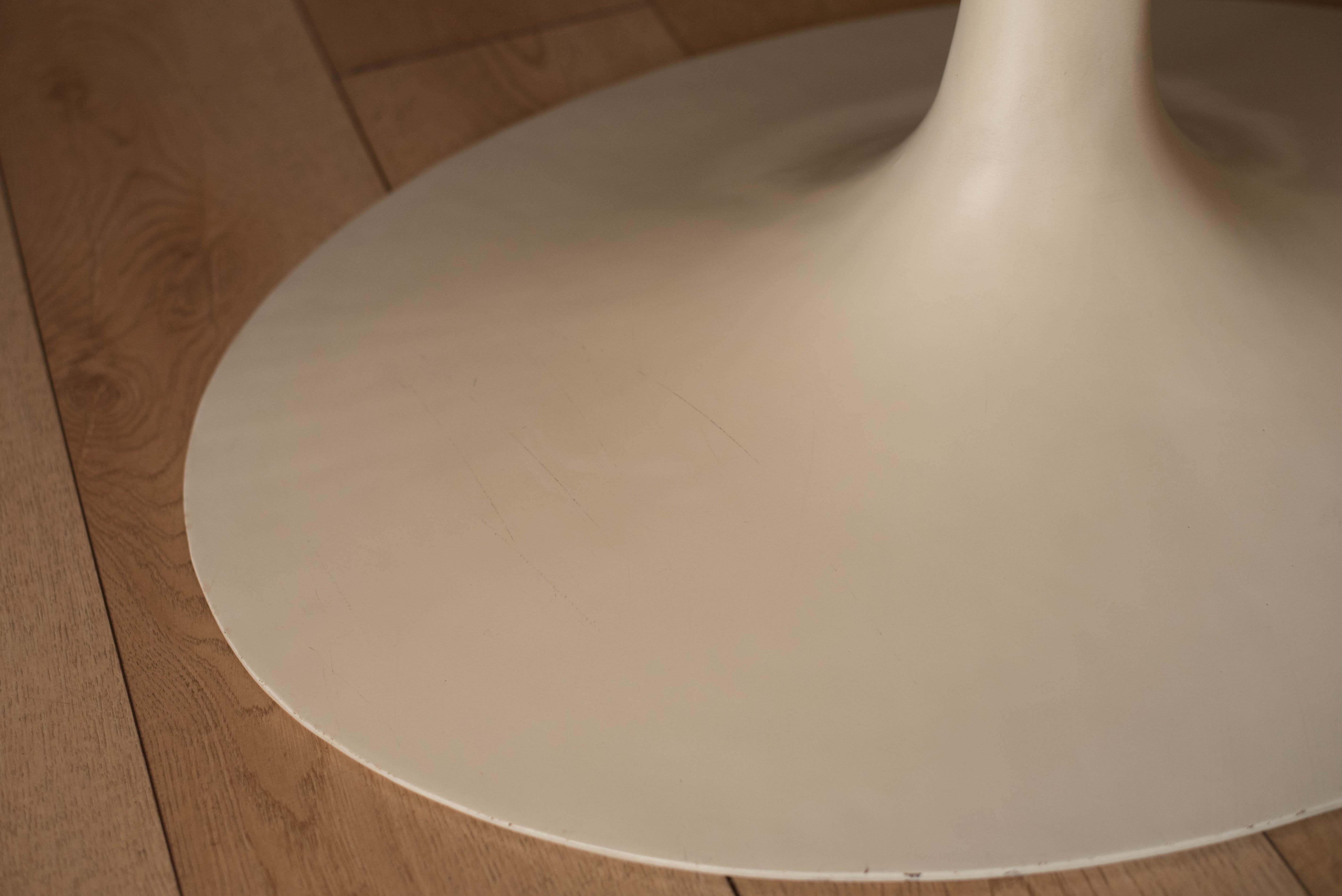 Table de salle à manger ovale moderne du milieu du siècle dernier par Eero Saarinen pour Knoll en vente 4