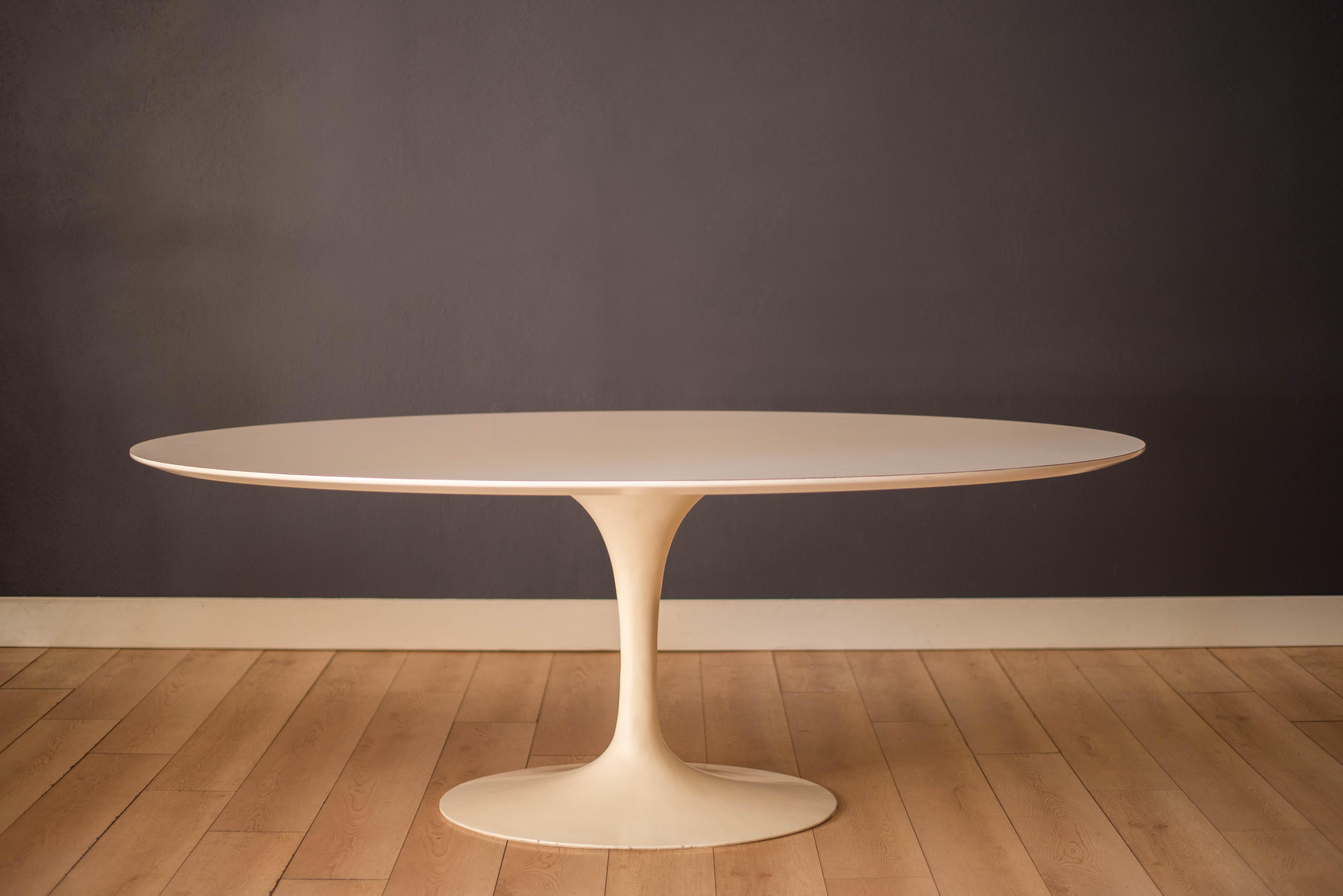 Mid-Century Modern Table de salle à manger ovale moderne du milieu du siècle dernier par Eero Saarinen pour Knoll en vente