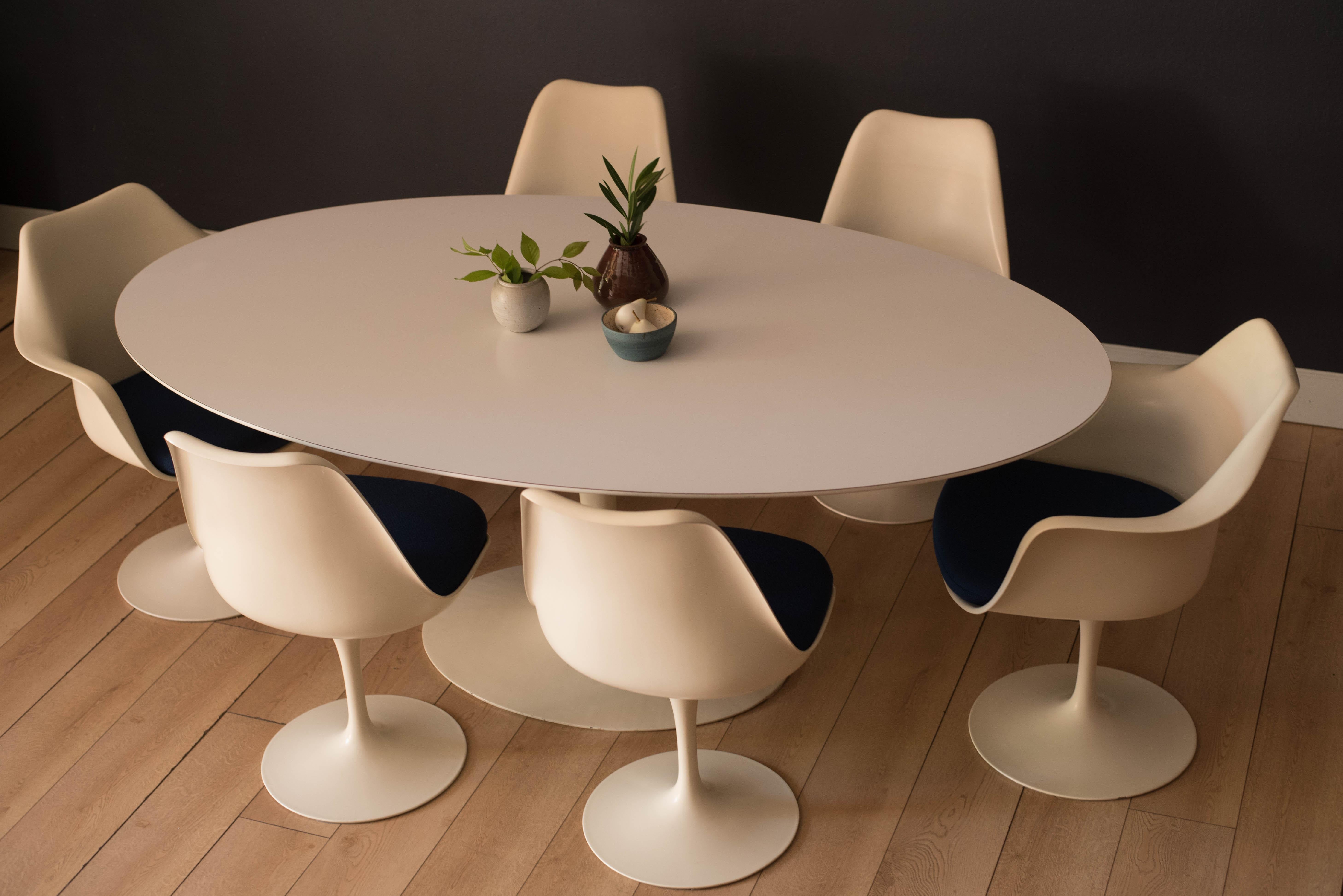 Américain Table de salle à manger ovale moderne du milieu du siècle dernier par Eero Saarinen pour Knoll en vente