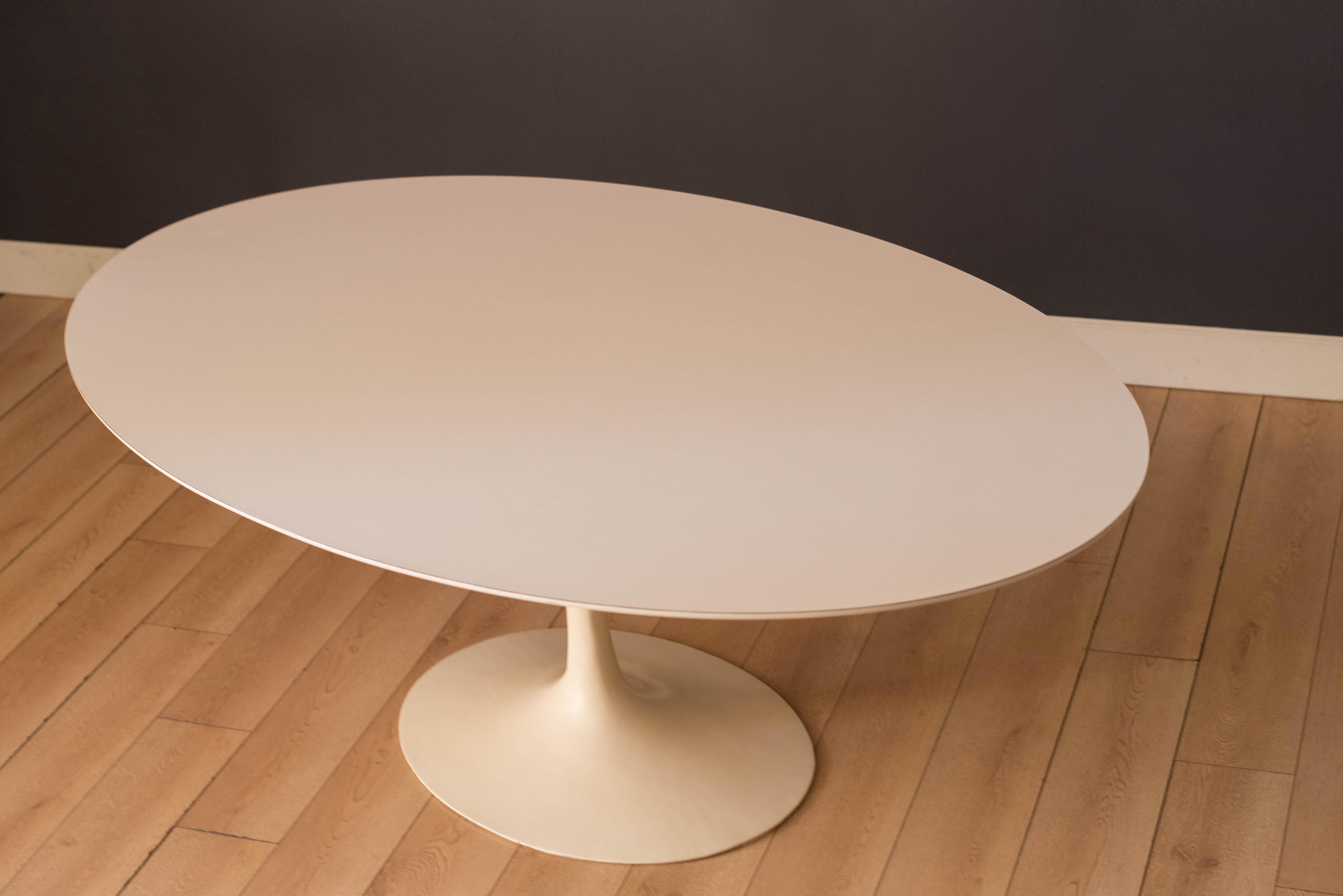 Moulage Table de salle à manger ovale moderne du milieu du siècle dernier par Eero Saarinen pour Knoll en vente