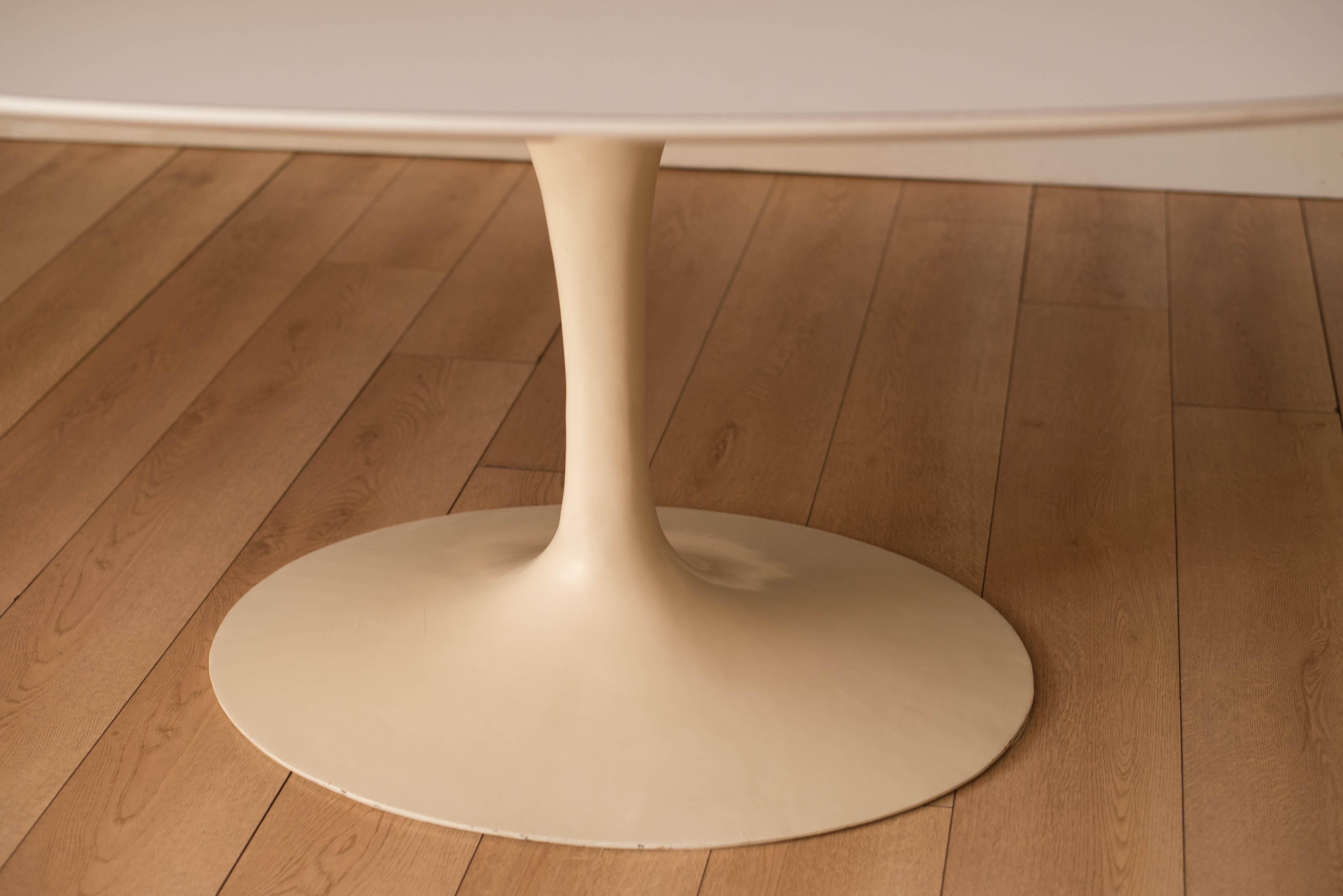 Milieu du XXe siècle Table de salle à manger ovale moderne du milieu du siècle dernier par Eero Saarinen pour Knoll en vente