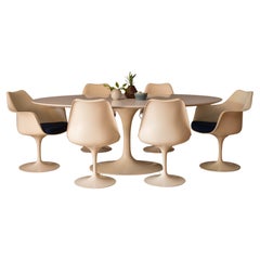 Tavolo da pranzo con piedistallo ovale di Eero Saarinen per Knoll, stile Mid Century Modern