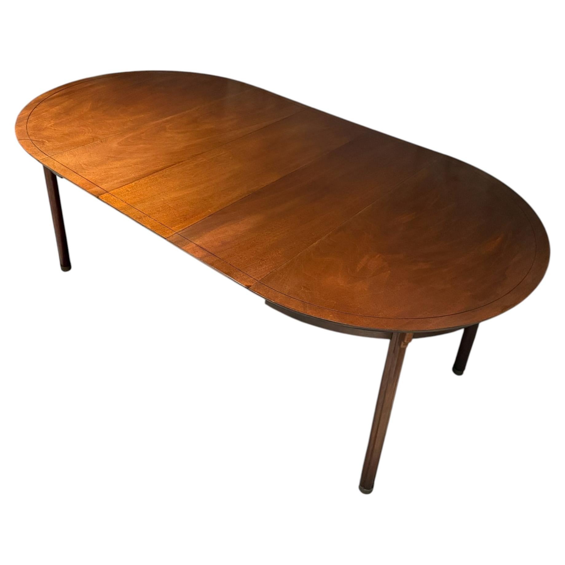 Mesa de comedor ovalada, redonda y extensible de estilo «Mid-Century Modern» de Drexel Heritage en venta