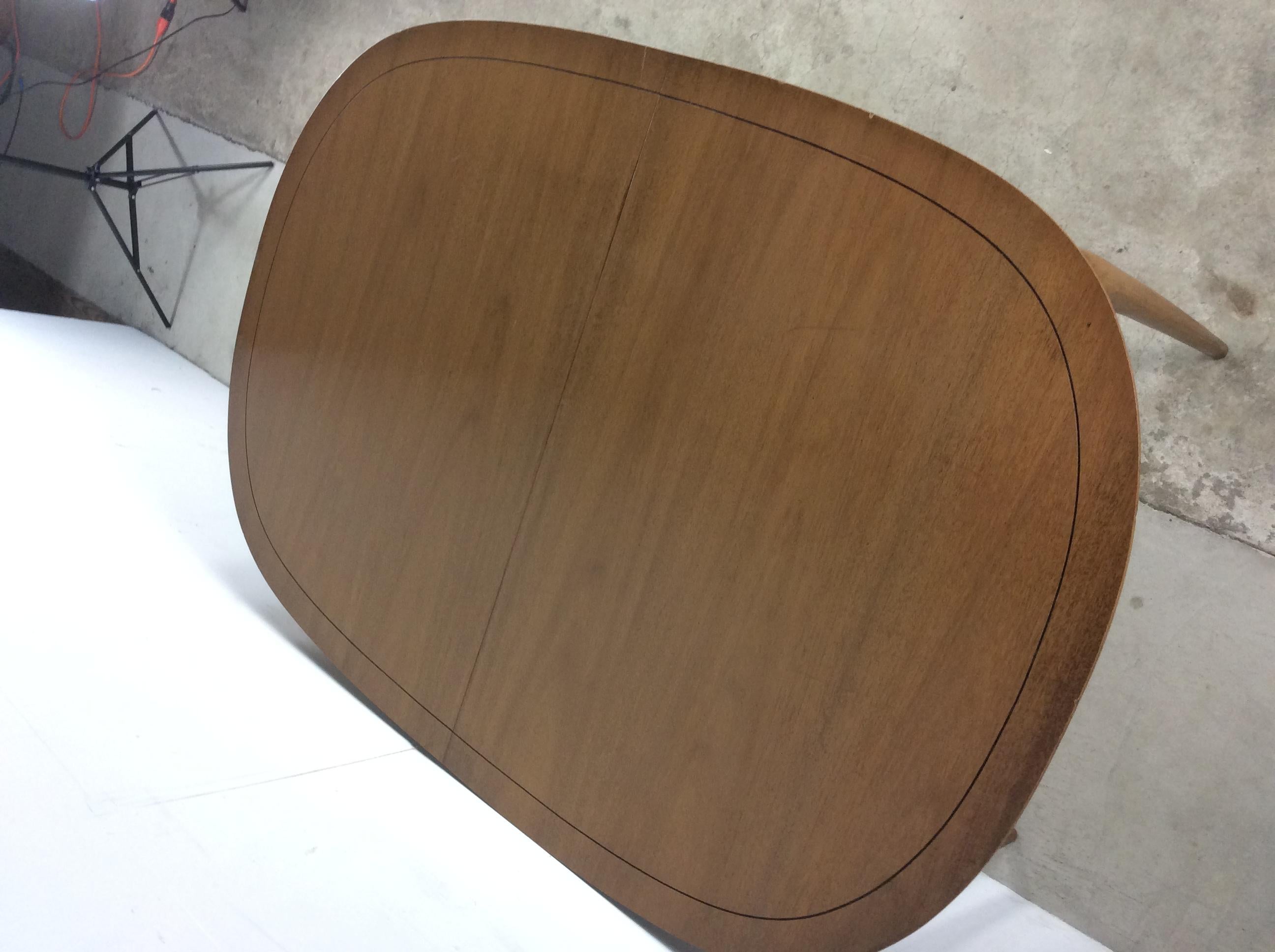 Mid-Century Modern Oval Shaped Dining Table with 3 Leafs 3