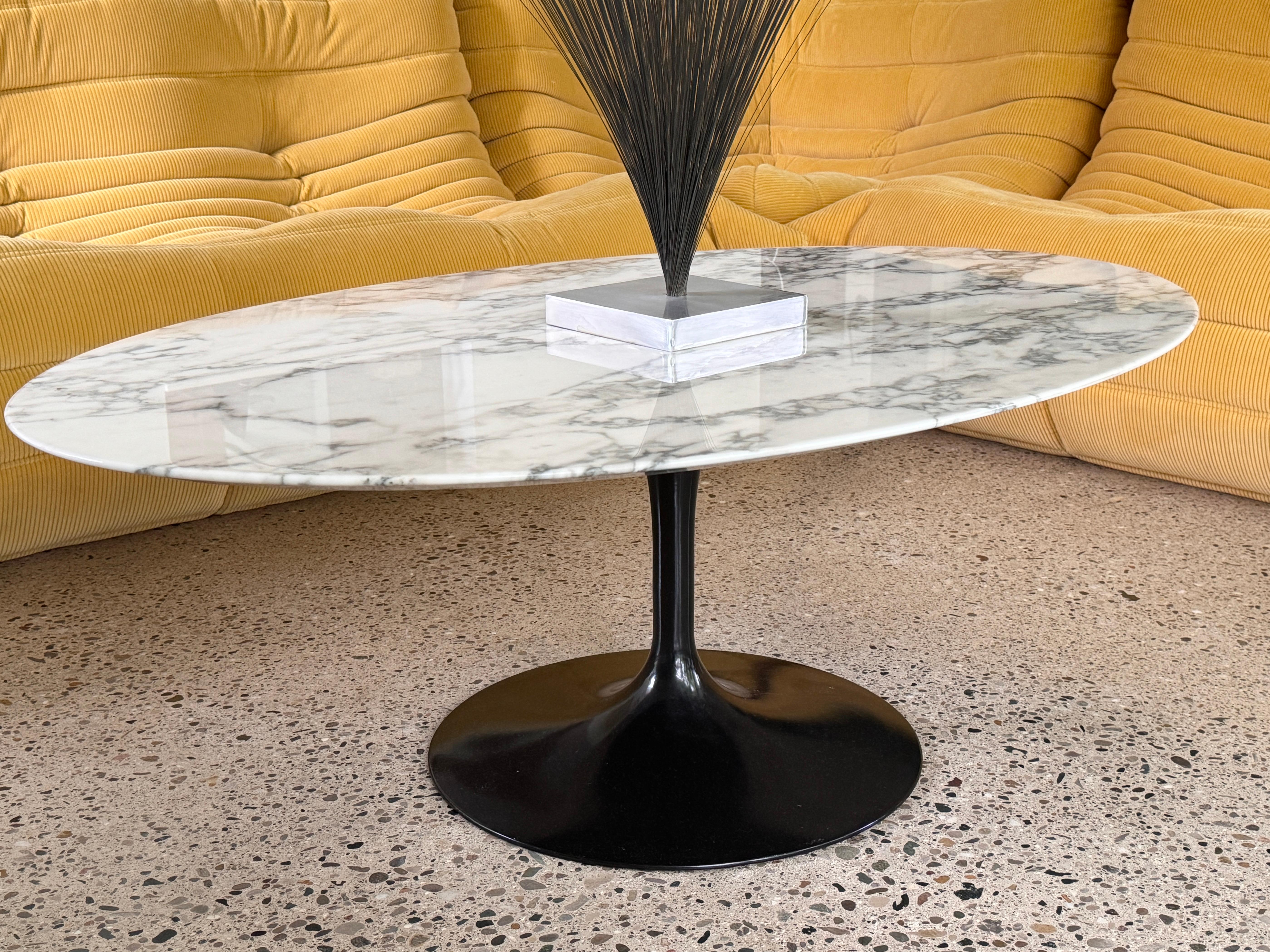 Iconic oval tulip coffee table designed by Eero Saarinen for Knoll in 1957

Sharp example in Arabescato with black tulip base
Labeled to underside

42 inch width
28 inch depth 
15 inch height

