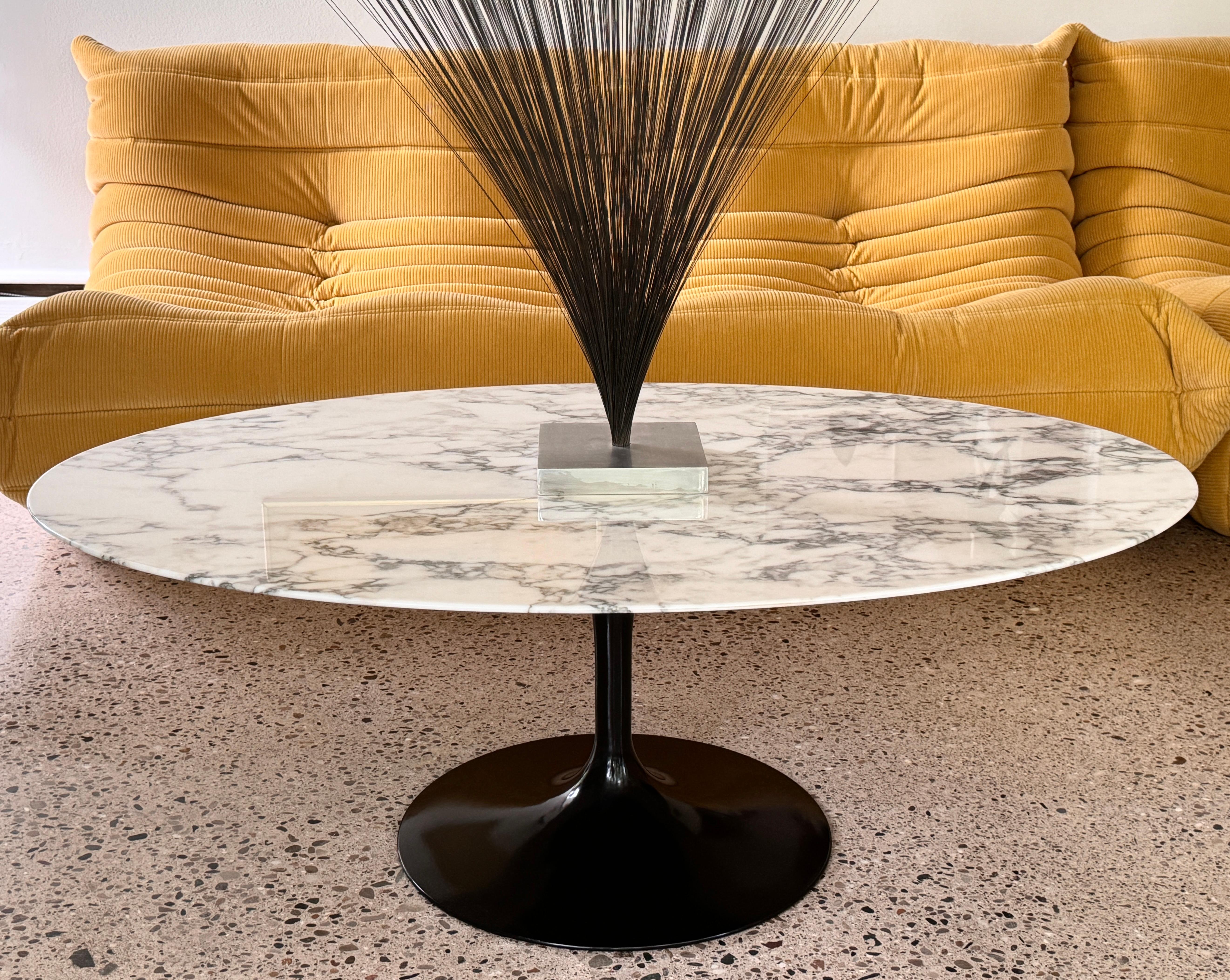 Mid-Century Modern Mid Century Modern Oval Tulip Coffee Table in Marble by Eero Saarinen for Knoll For Sale