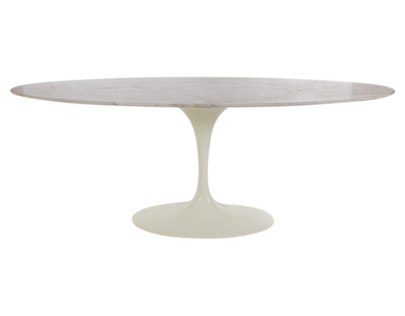 An iconic tulip dining table designed by Eero Saarinen and produced by Knoll in the 1990s. This table features the most expensive marble option of Calacatta Gold marble. The base is cast aluminum and powder coated in white. Absolutely gorgeous!