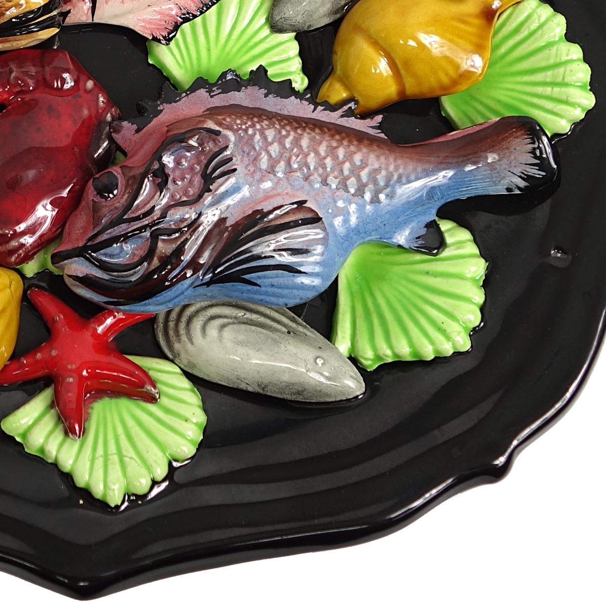 Ceramica Piatto da parete ovale in maiolica di Vallauris AM con creature marine, metà del secolo scorso in vendita