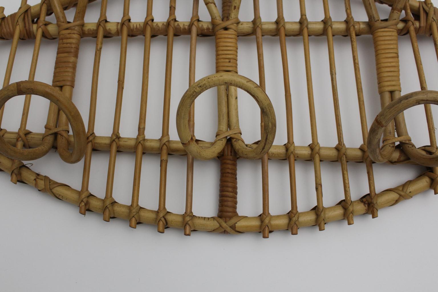 Ovale Wandgarderobenhaken aus Rattan aus der Jahrhundertmitte um 1960, entworfen und hergestellt in Italien um 1960. Die Rattanhaken haben eine ovale Basis mit 6 Haken.
Der Vintage-Zustand ist gut mit geringen Alters- und Gebrauchsspuren.
Ungefähre