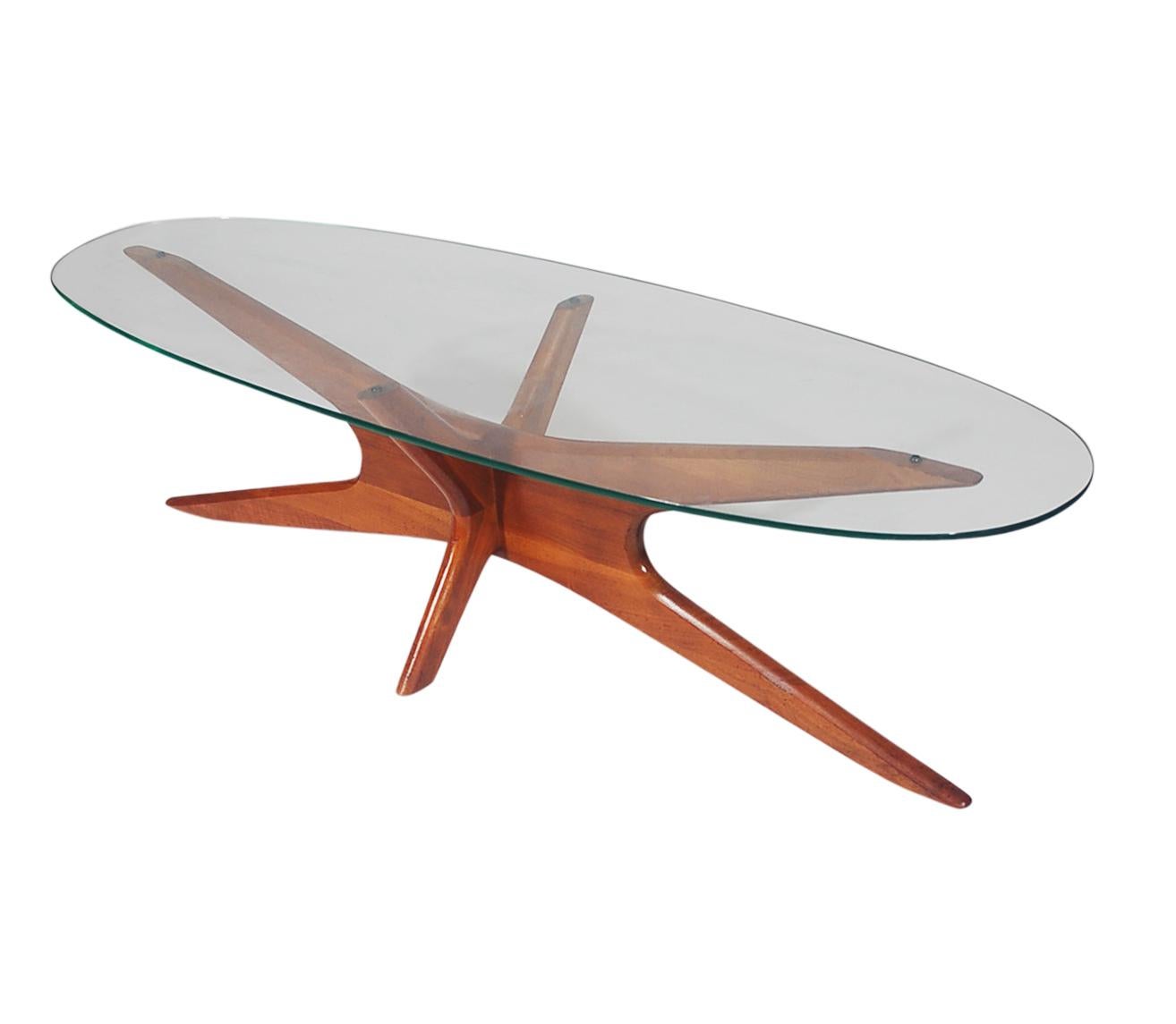 Mid-Century Modern Table de cocktail ovale en noyer et verre:: moderne du milieu du siècle:: par Adrian Pearsall en vente