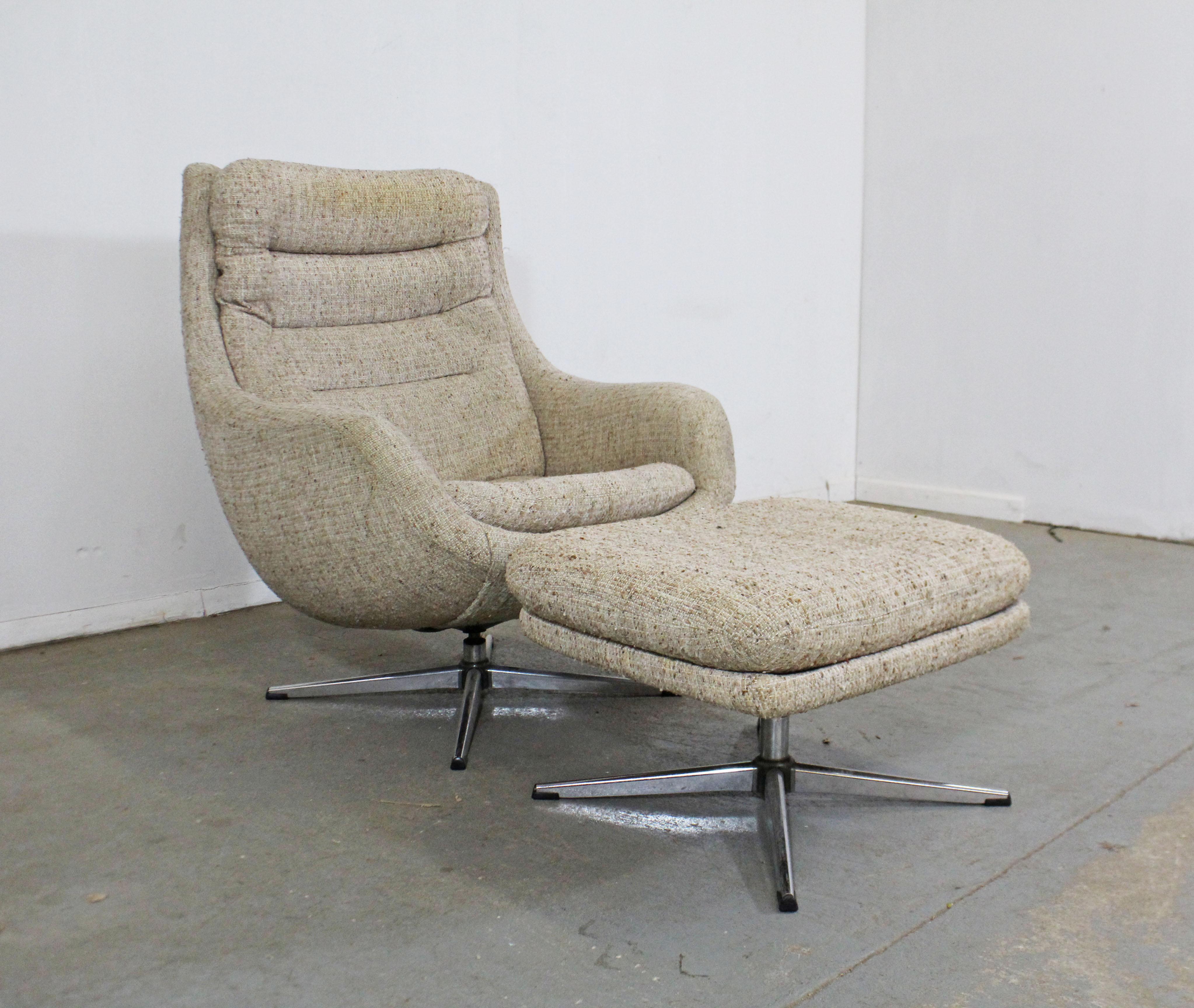 Nous vous proposons un ensemble fauteuil pivotant et ottoman vintage de style Mid-Century Modern par Overman. Il est doté d'un rembourrage texturé:: d'un dos ovale et d'une base chromée. La pièce est dans un état décent:: montre une usure due à