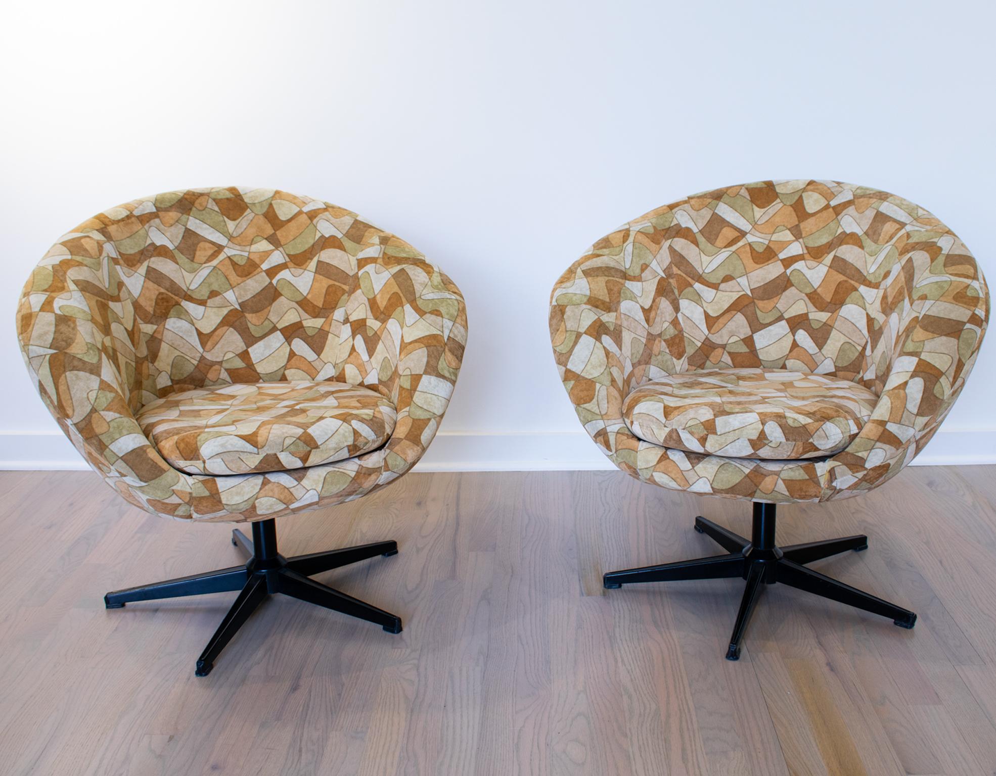This elegant pair of swivel pod lounge chairs by Overman, Sweden, was designed by Carl Eric Klote for the company. The lovely egg shape has a five-star pedestal black metal base. Overman designs are noteworthy for the innovative use of expandable