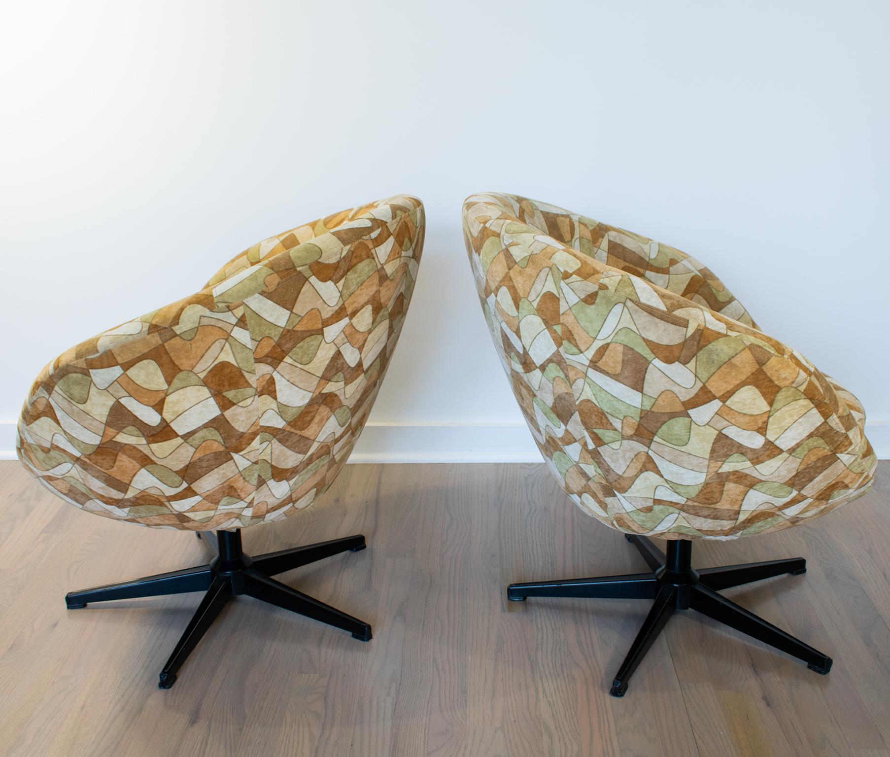 Metal Mid-Century Modern Overman Sweden Pod Swivel Lounge Chair Armchair, a pair
