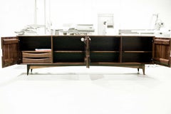 Crédence surdimensionnée moderne du milieu du siècle en noyer massif - Minimalist Artisan Craft
