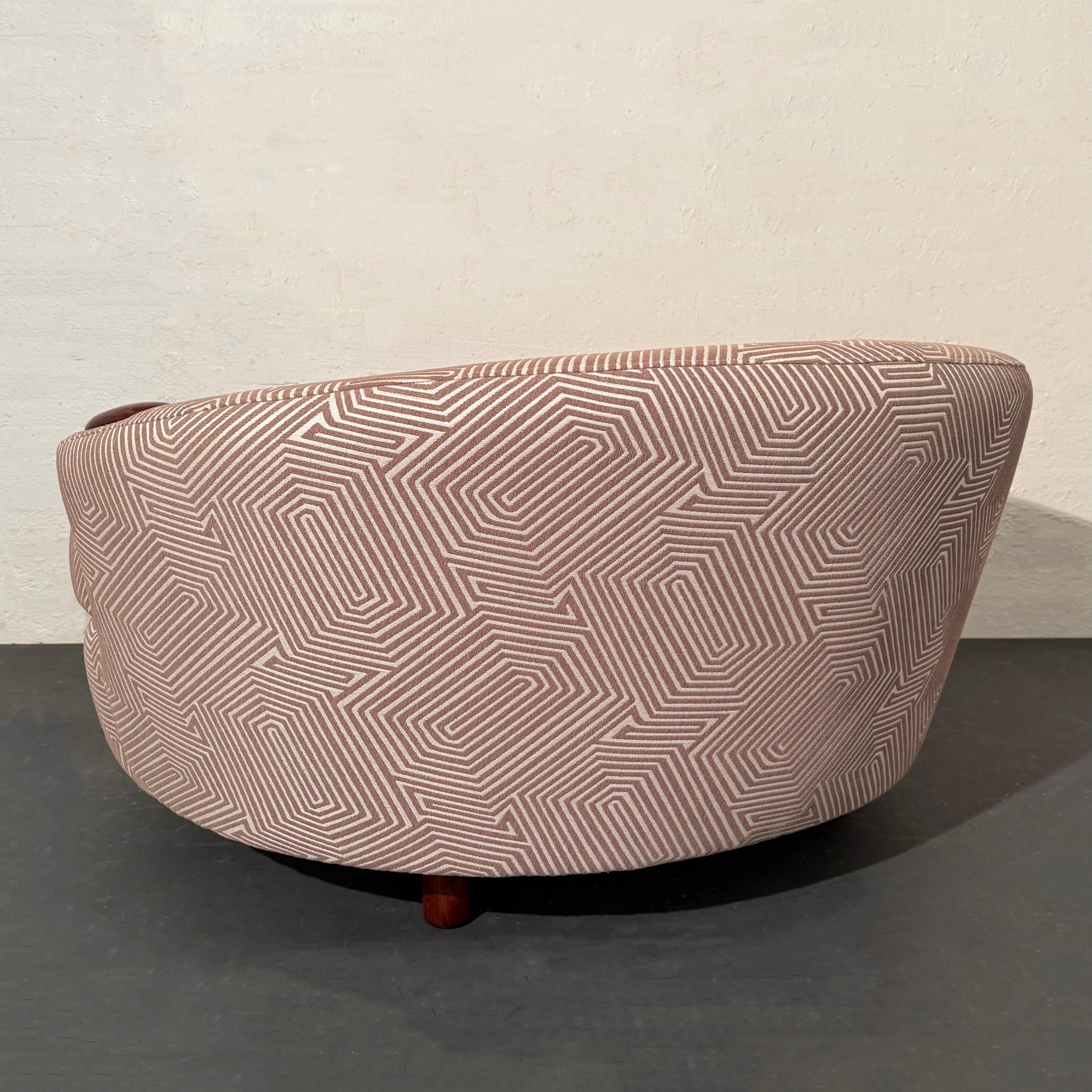 Mid-Century Modern Oversized Round Chaise Lounge Chair For Sale 5