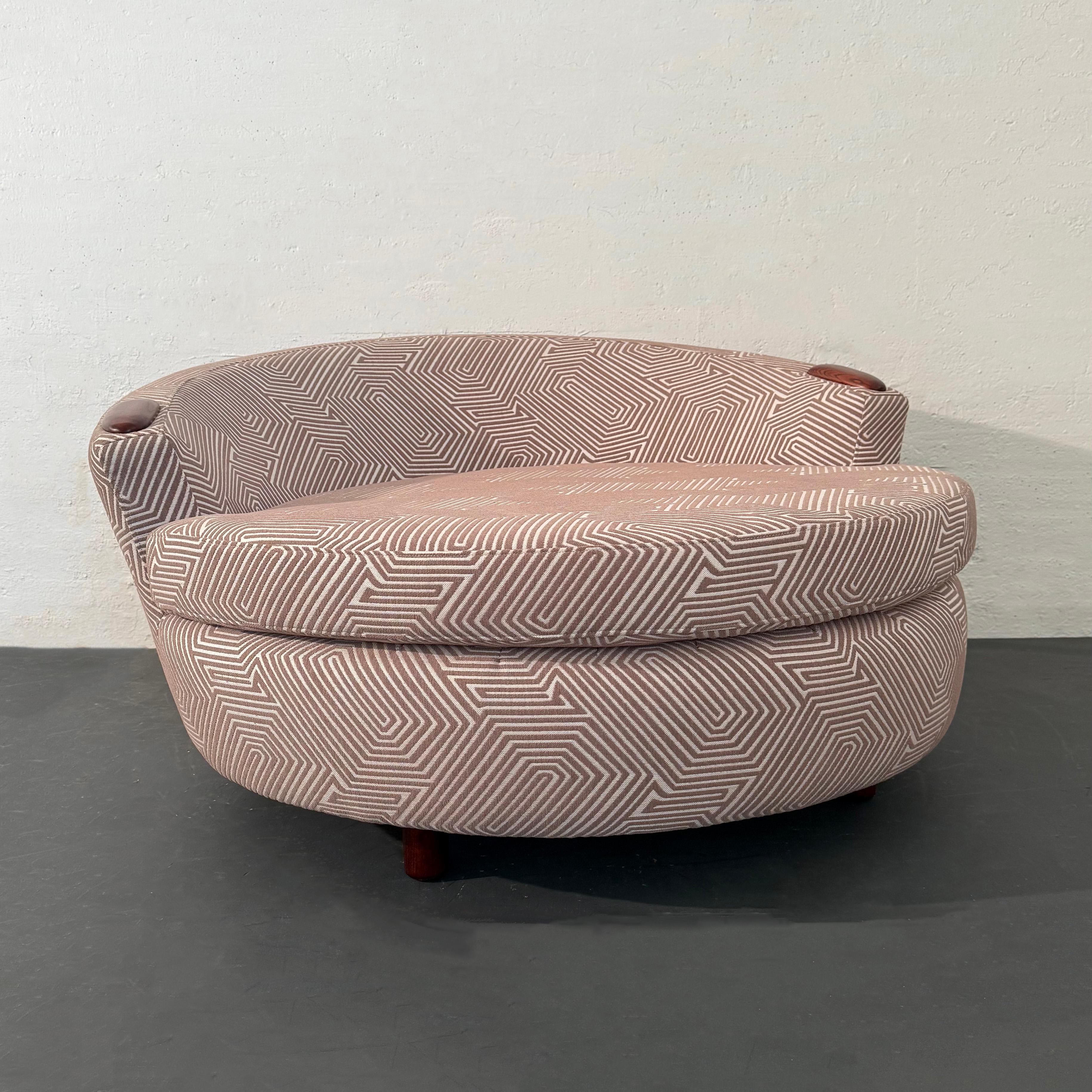 20th Century Mid-Century Modern Oversized Round Chaise Lounge Chair For Sale