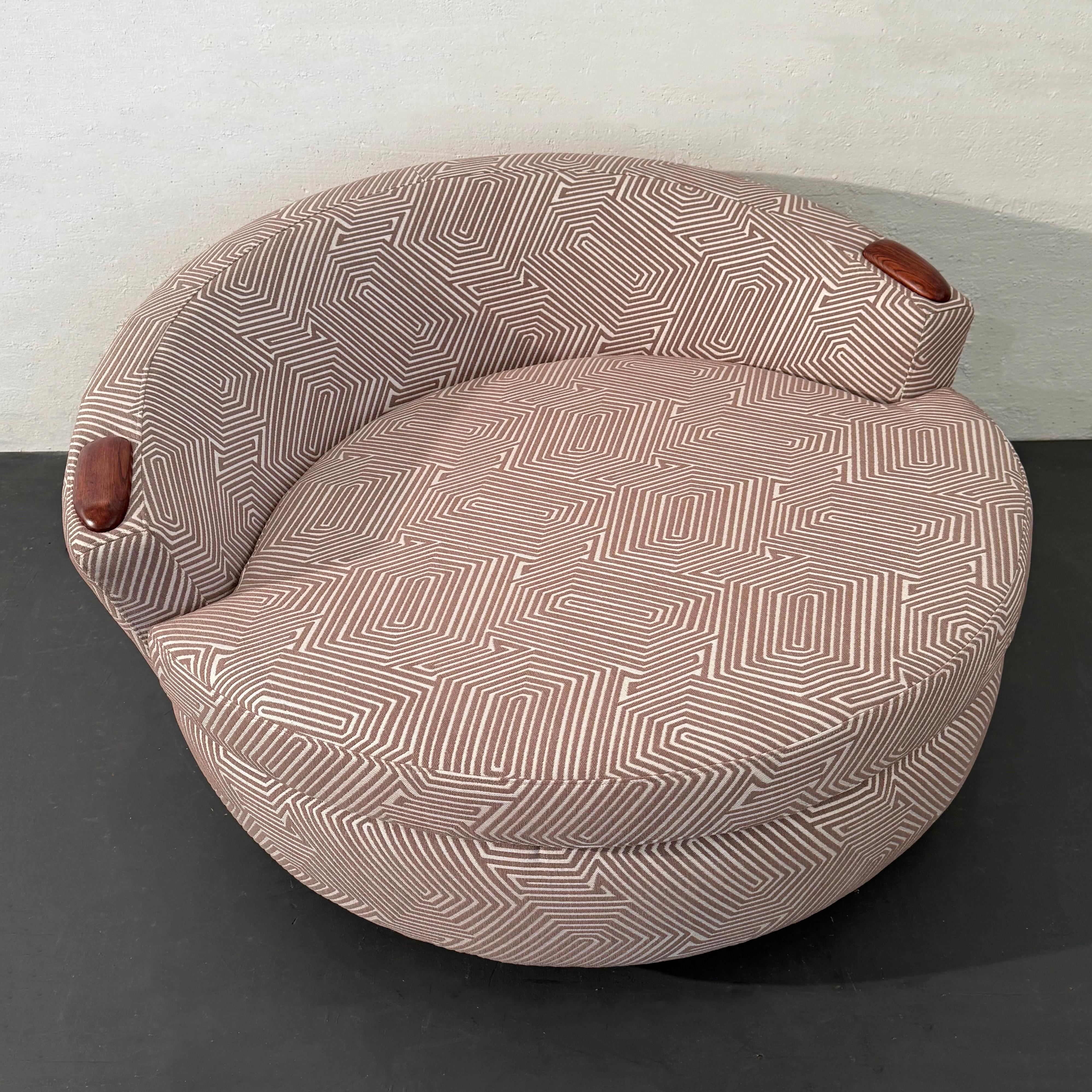 Mid-Century Modern Oversized Round Chaise Lounge Chair For Sale 1